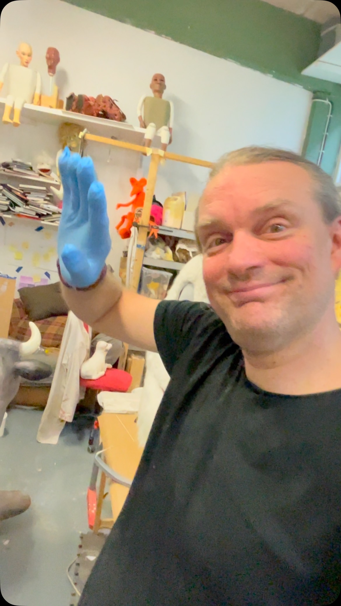 Nu har alla jag känner till som anmält sig till kursen nya material fått informations mail. Vill ni gå men inte hunnit anmäla så kan bums i formuläret på hemsidan spixa .se så syns vi. #dockmakare #attributmakare #dockteater #kurser