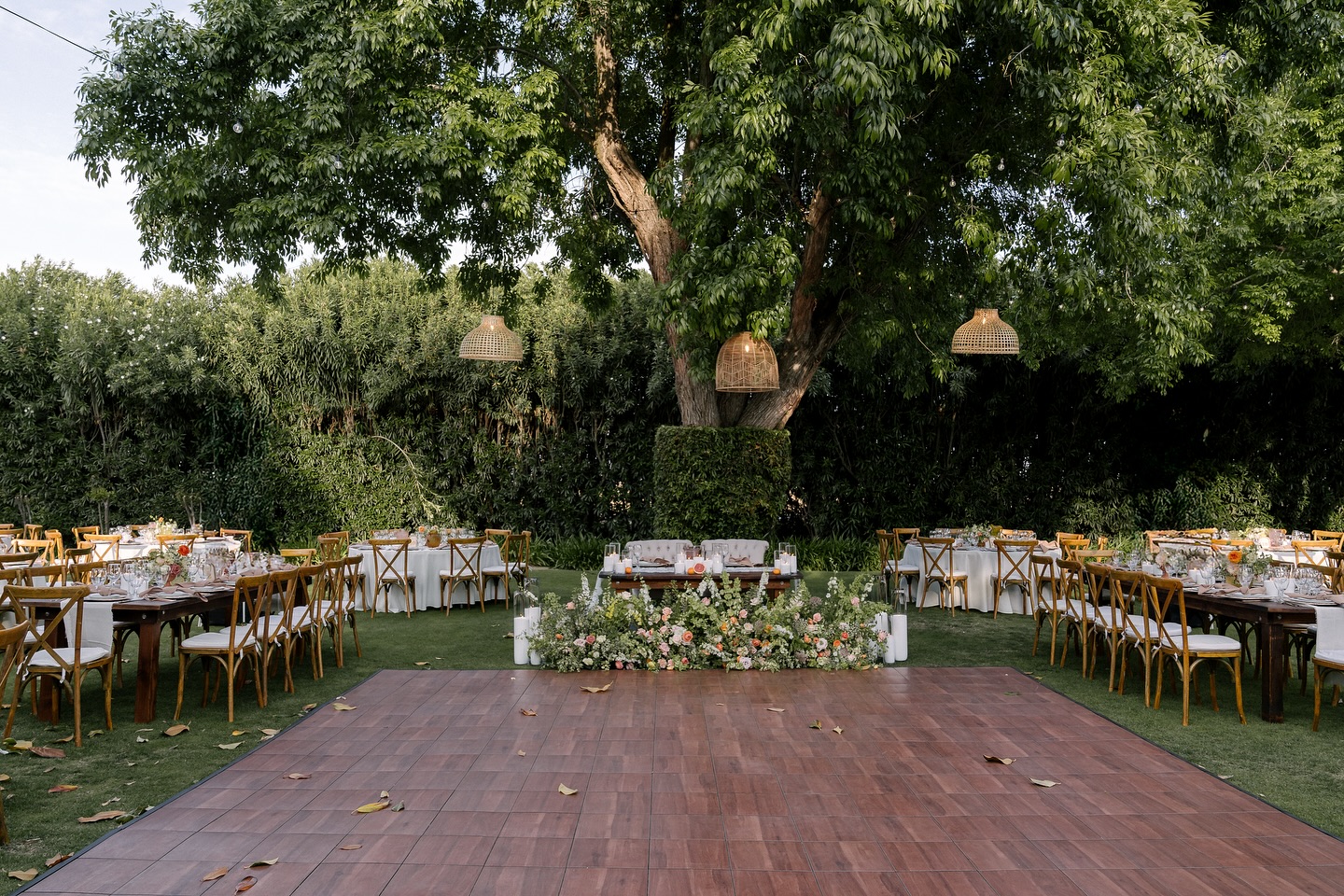 Forever obsessed with string lights & boho chandies #stockroompicks
PICKS: Long harvest tables • Boho chandeliers • Market string lights