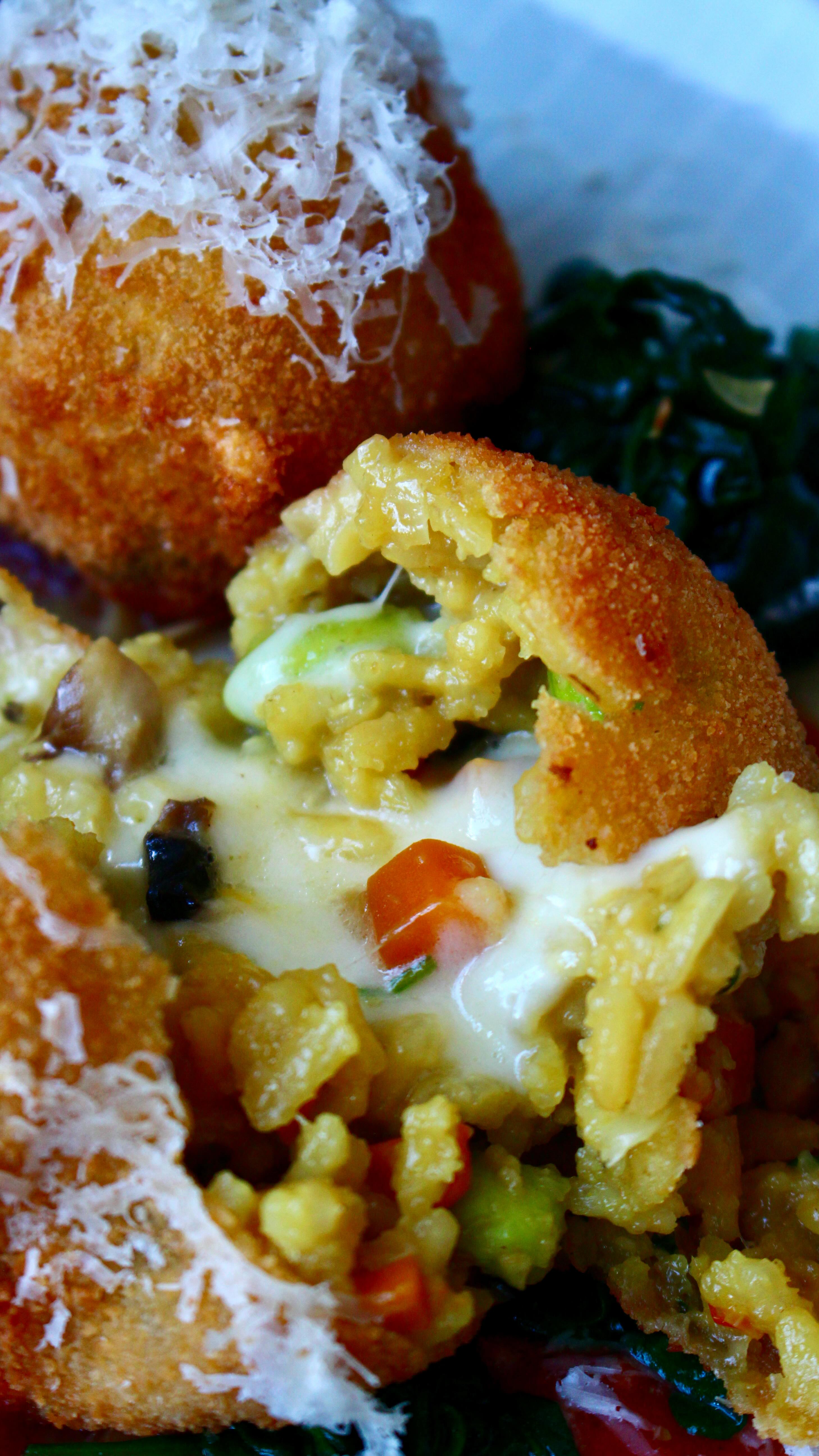 Our highlight for next week.
Do you know what it will be?🤔
Crispy Arancini on Tomato Sauce with Spinach & Almond Crunch – Pure Italian Pleasure 🇮🇹🍅🌿
#arancini #cheeselovers #vegetariana #italianfoodporn #vegetarianismo #italianfoodbloggers #italianfoodlover #italianstreetfood #fooditalian #italiancomfortfood #vegetarianoptions #vegetarianfoodie #cheesetarts #italianfoodstyle #vegetarianfoods #vegetarian #cheese #italianfood #vegetarianrecipes #cheeselover #vegetariancuisine #foodforflexitarians #flexitarianfood