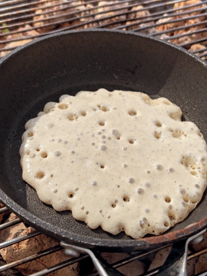 Pancakes faciles au levain (parfaites pour le camping ou la maison!)
🫶 Prends ta recette de pancakes préférées (ou même un mélange du commerce comme j’ai fait 😅).
➕ Ajoute ton surplus de levain.
🔥 Mélange et fais cuire.
Ça donne des pancakes moelleuses et légèrement acidulées, bien meilleures pour la digestion et zéro gaspillage! Même un mélange chimique se transforme en « fait maison » grâce au levain 😜.
👉 Ça te tente d’essayer? Laisse-moi savoir si tu as adoré!
#PancakesAuLevain
#SourdoughPancakes
#LevainNaturel
#CuisineCamping
#CuisineNomade
#VanLifeCooking
#antigaspillagealimentaire