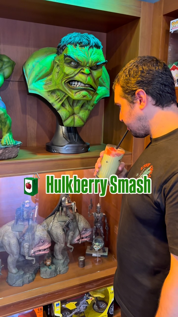 Bir yudum… ve içindeki kahraman uyanır! 💚⚡️☕️
🍓 Çilekli dondurma
🍵 Matcha (yeşil çay)
🧊 Buz
🥛 Hafif süt dokunuşu
#HulkberrySmash
#HeroCafe
#İçindekiKahramanıUyandır
#MatchaLatte
#StrawberryMatcha
#YeşilGüç
#KahveyleDönüşüm
#AtaşehirKafeler
#KahramanKafesi
#GeekCafe
#MarvelInspired
#KahveTutkusu
#MatchaLove
#CoolDrinks
#HeroInside
#Süperİçecek
#Gününİçeceği
#BaristaCreation
#HulkVibes
#CafeTrendleri