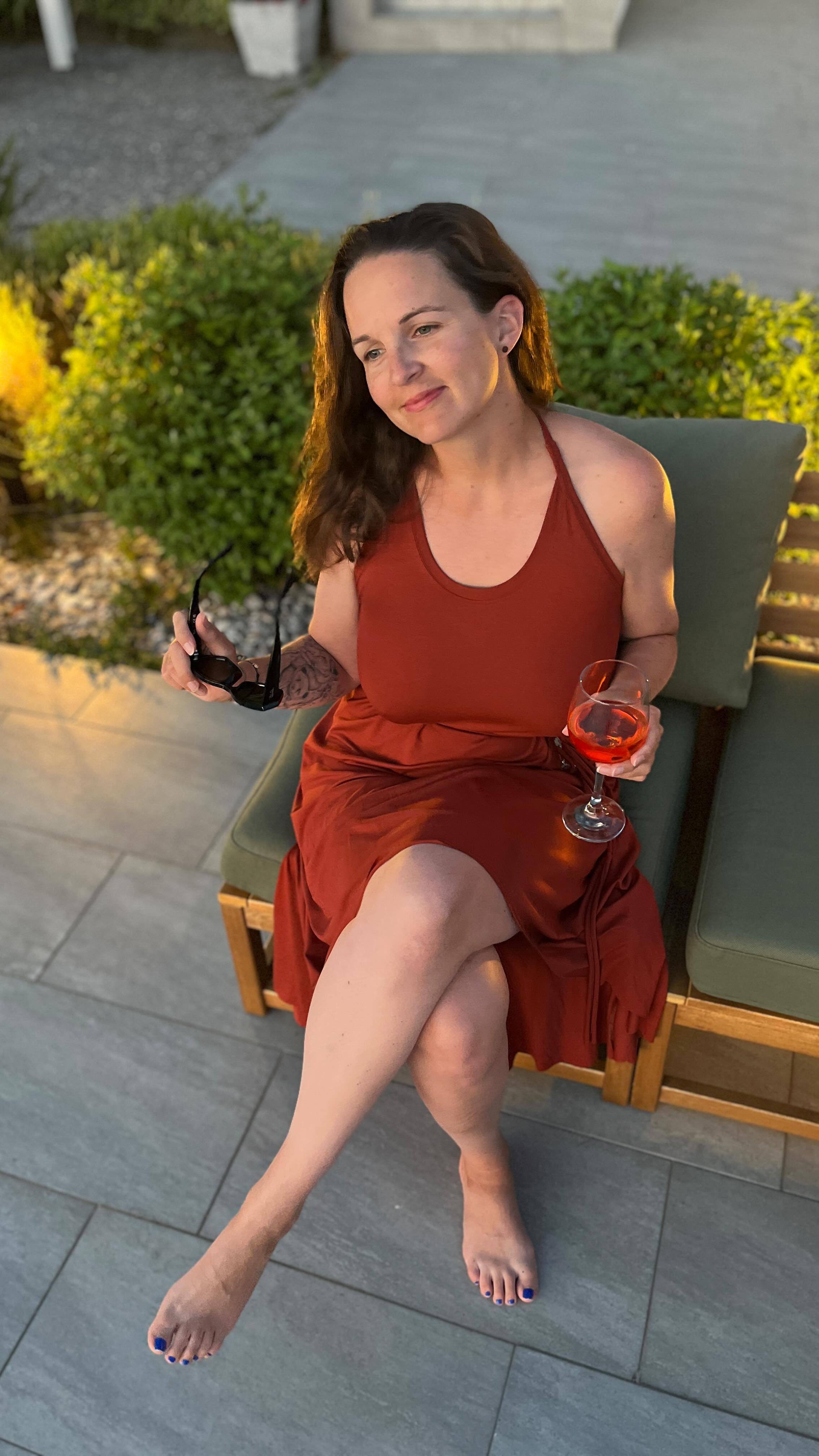 📍Nicht der Ort zählt, sondern das Gefühl.
Hier, irgendwo in Kroatien – fernab von Lärm, Terminen und To-dos.
Nur wir.
Nur jetzt.
Zwischen Meeresrauschen und Kaffeeduft finde ich zurück zu dem, was wirklich zählt:
🌿 Stille.
☕ Langsame Morgen.
📖 Zeit zum Lesen.
🧘♀️ Raum zum Spüren.
Kein Ziel. Kein Muss. Kein Sollen.
Nur sein.
💬 Was brauchst du gerade wirklich?
Vielleicht ist genau jetzt der Moment, dich wieder mit dir selbst zu verbinden.
Nicht später. Nicht „wenn wieder Ruhe ist“. Jetzt.
Erzähl mir in den Kommentaren, wie du wieder auftankst 👇🏻
#SlowDown #Urlaubszeit #Meditation #Achtsamkeit #Familienzeit #UnboundLiving #MindfulMoments #Ruhefinden #Krafttanken #InnererFrieden #SelfCare #KroatienVibes
Kleid von @handmade_by_cut (selbst bezahlt, keine Werbung 😉)