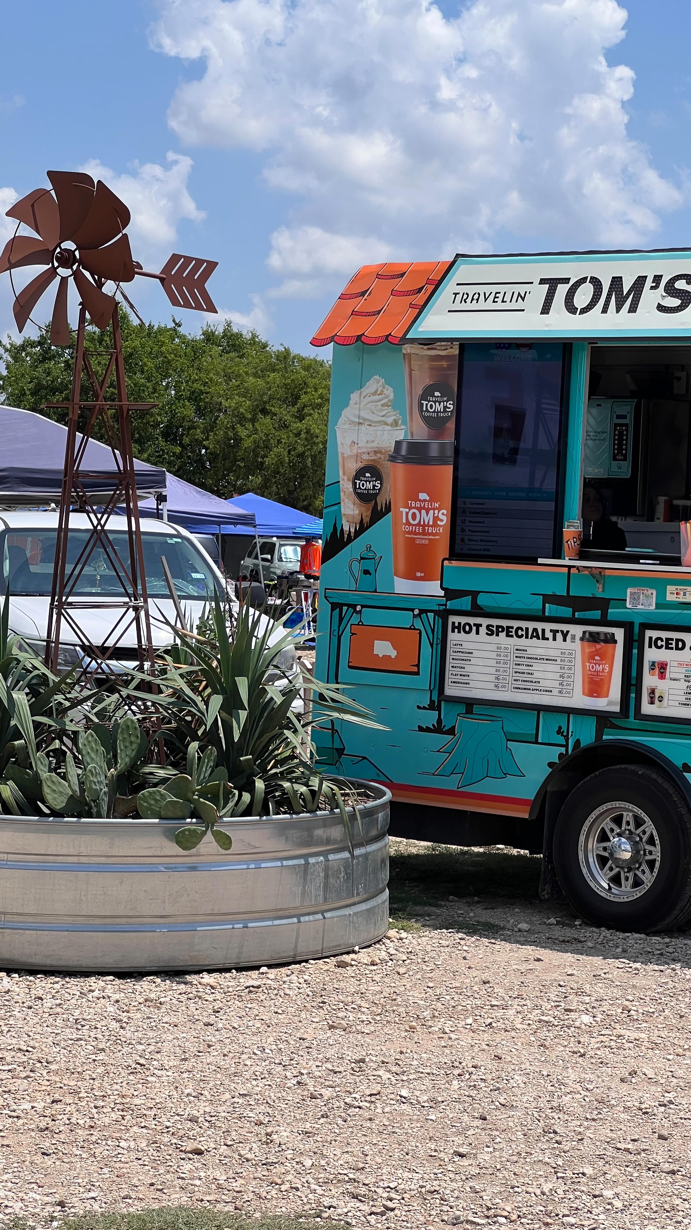 Let’s say the two of us grab a refreshment and puruse over 100 vendors while giving eachother the low down on our lives 👯♀️
.
.
.
#weekendfun #shopping #weekendplans #sundayhangout #kyletx