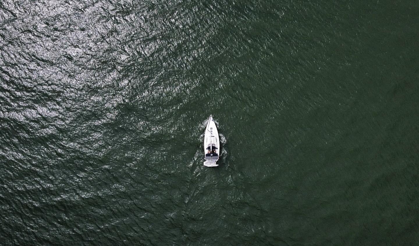 La chance qu’on a de naviguer un si beau cours d’eau.
(re)Découvrez le fleuve dans toute sa splendeur tout en apprenant la voile à nos côtés.