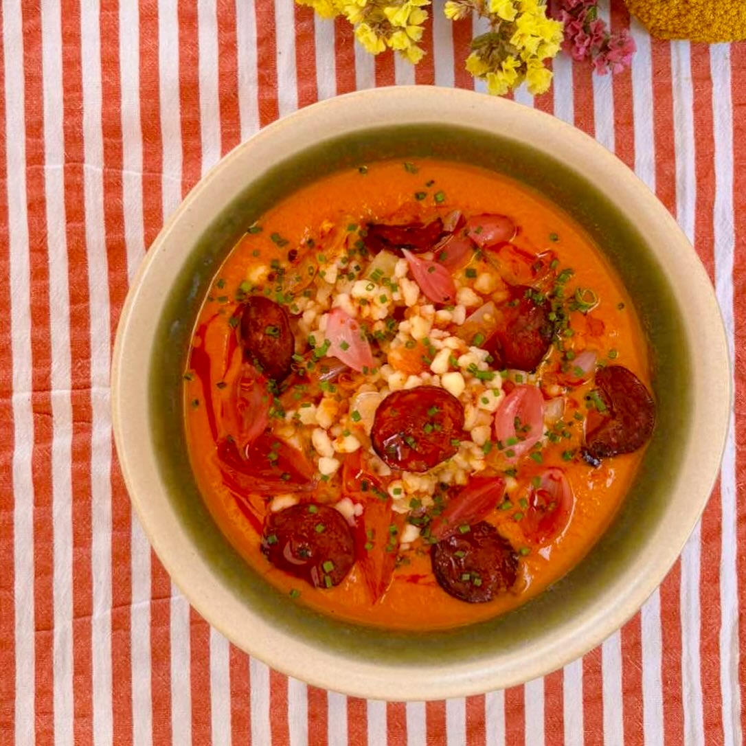 Heti menü (2025.07.07 - 2025.07.13)
Hétfő - szerda 11.30 - 15.00
Csütörtök-szombat 11.30-21.00
Vasárnap 11.30-17.00 
Dinnye gazpacho málna raguval
Hideg batátakrémleves
Tarhonyás lecsó kolbász chipsszel marinált gyöngyhagymával
Cheddaros mac and cheese
Mángold főzelék fűszeres malac rillettes
Cézár saláta
#emmarozs #emmarozsgrand #hetimenü #eathealthyfood #gastrolounge