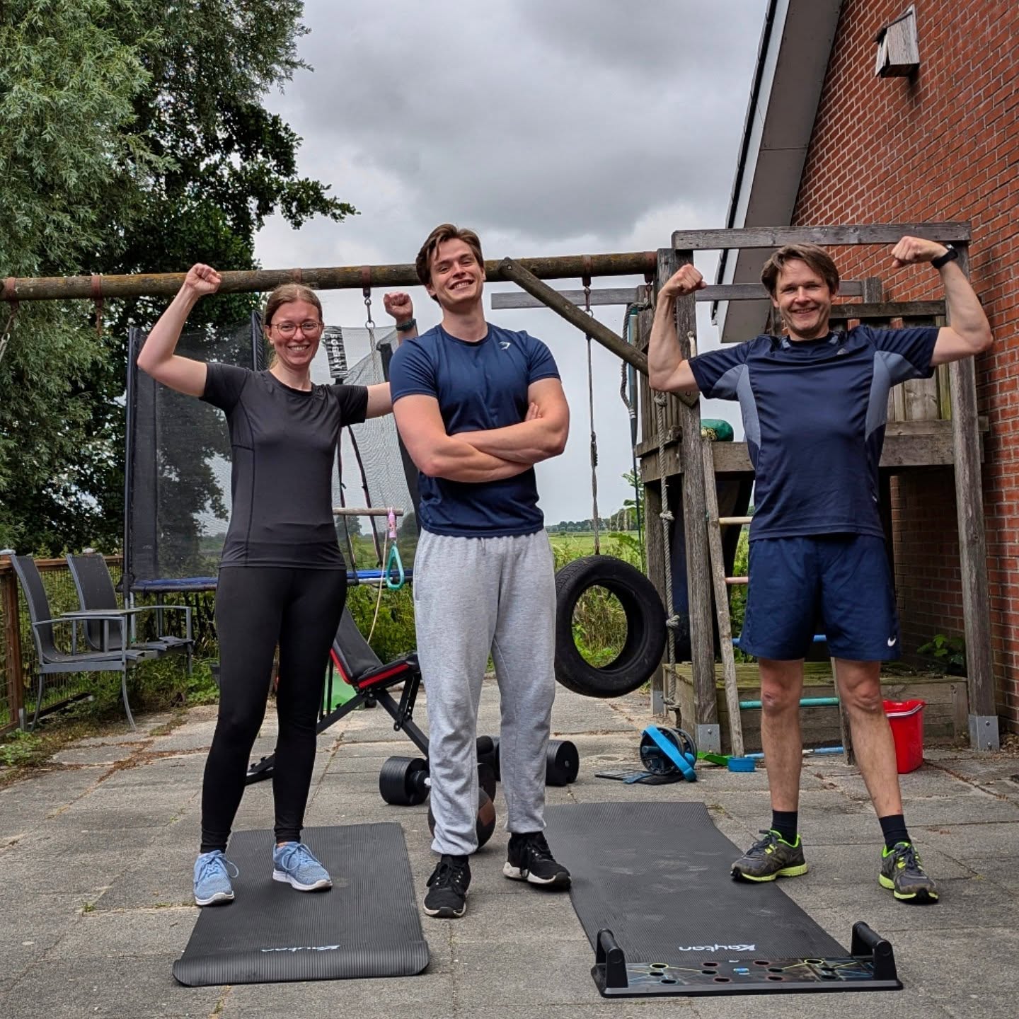 Eén keer per week train ik deze fanatiekelingen 🔥. Omringd door weilanden, koeien en een enthousiast publiek van kippen, geven we alles tijdens onze workout — gewoon bij hen thuis! 💪
Lijkt het jou nu ook leuk om vanuit je eigen huis personal fitness training te krijgen stuur mij dan een berichtje.