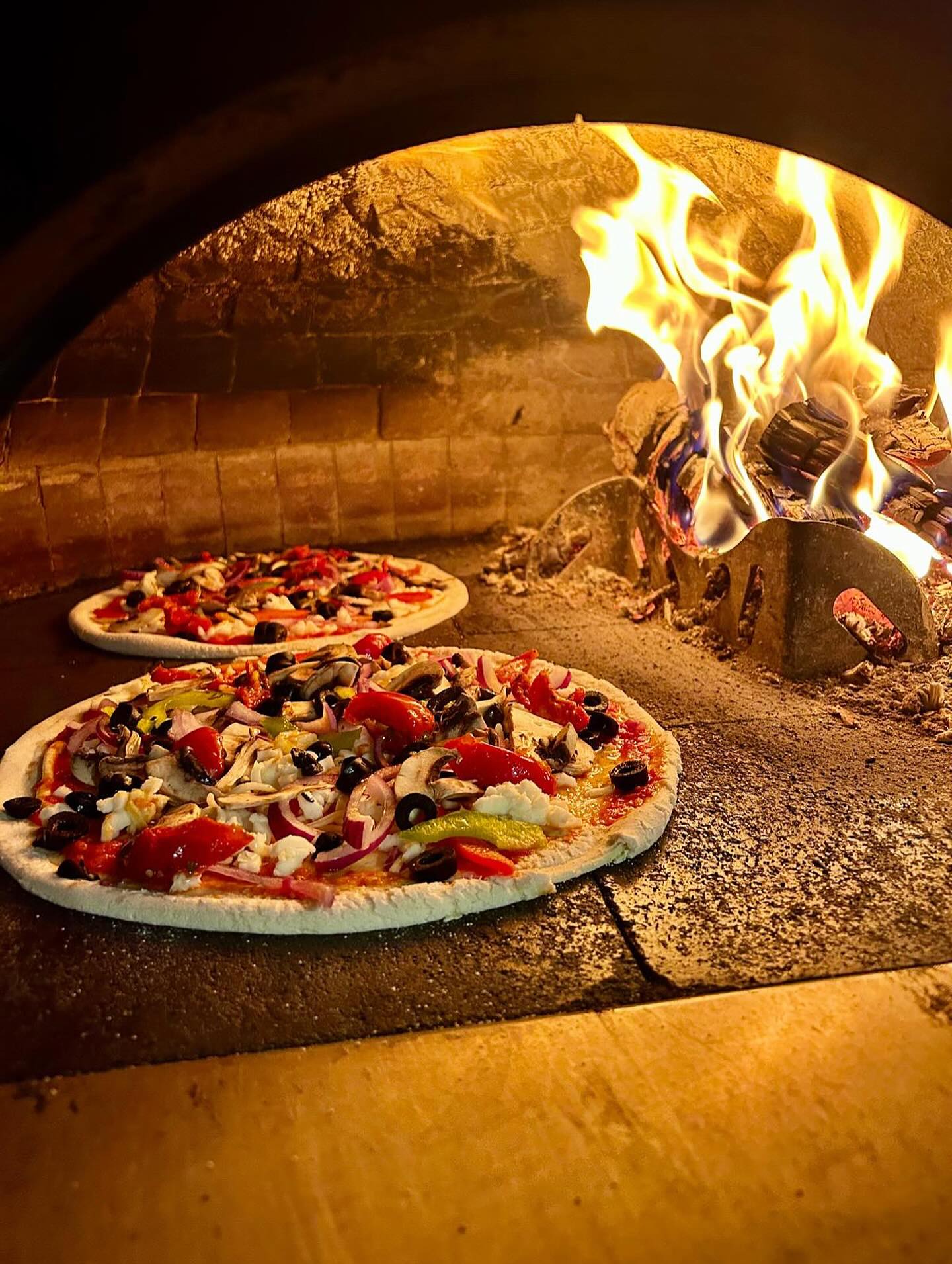 Join us tonight at the magical @painshill Live Music Lates - watch the great @fauxfightersuk in action doing what they do best 🎶🎸🙌
And enjoy one of our delicious wood fired pizzas
5:30-9pm see you there !
