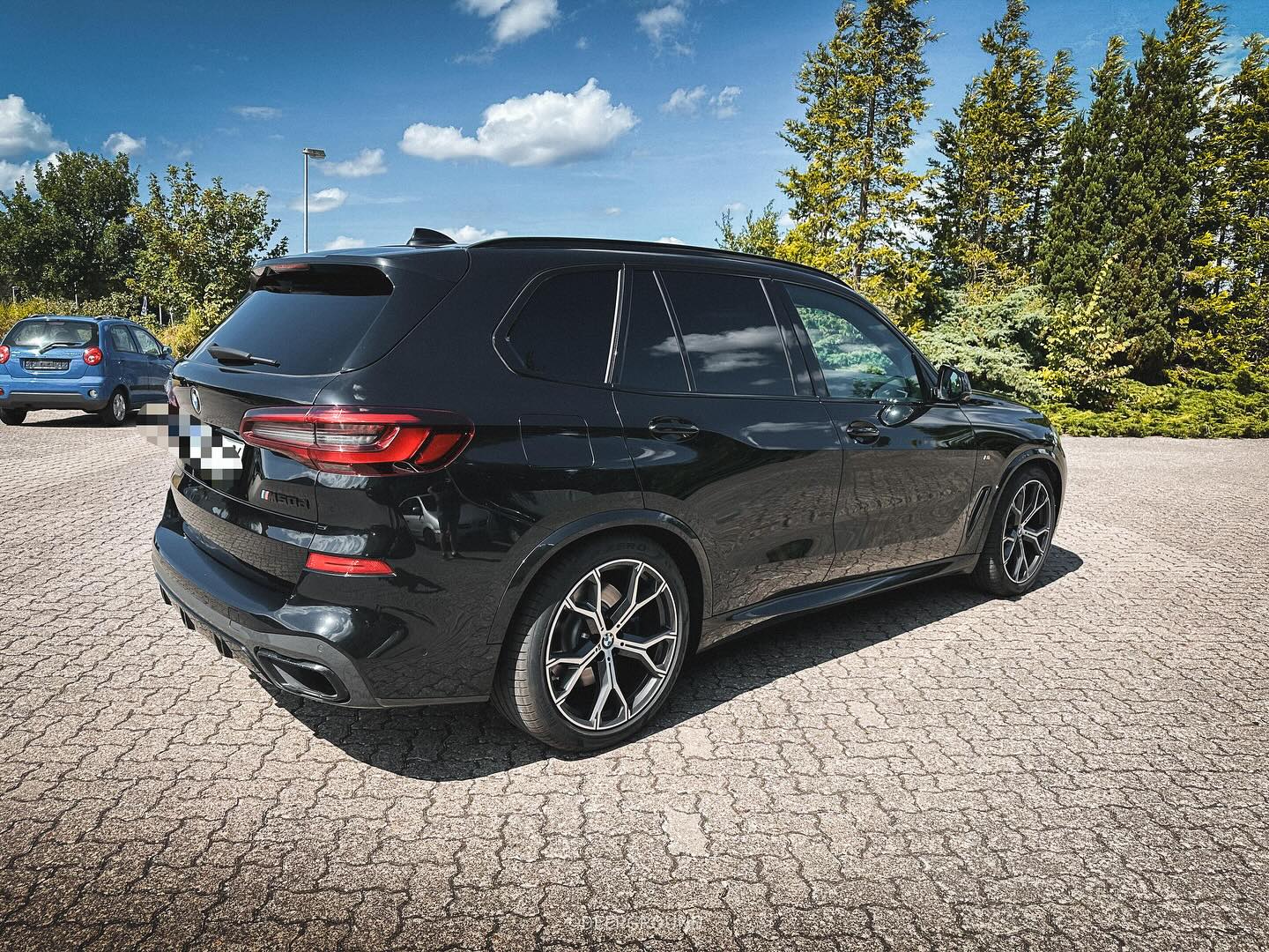 Scheibentönung 95%. Zusätzlich haben wir die silbernen Embleme entfernt, die Heckklappe poliert und gegen Schwarze ausgetauscht. Auf Wunsch gab es auch noch einen Scheibenkeil.
Danke für den Auftrag! 😋
___________________________________________________ #deepground #bmw #bmwlife #wrapped #bmwgram #bmwclub #bmwnation #black #clean #carporn #cars #style #car #picture #carlife #wrappedworld #bmwx5m #wrappedcars #tint #bmwm #perfection #insta #instagood #follow #picoftheday