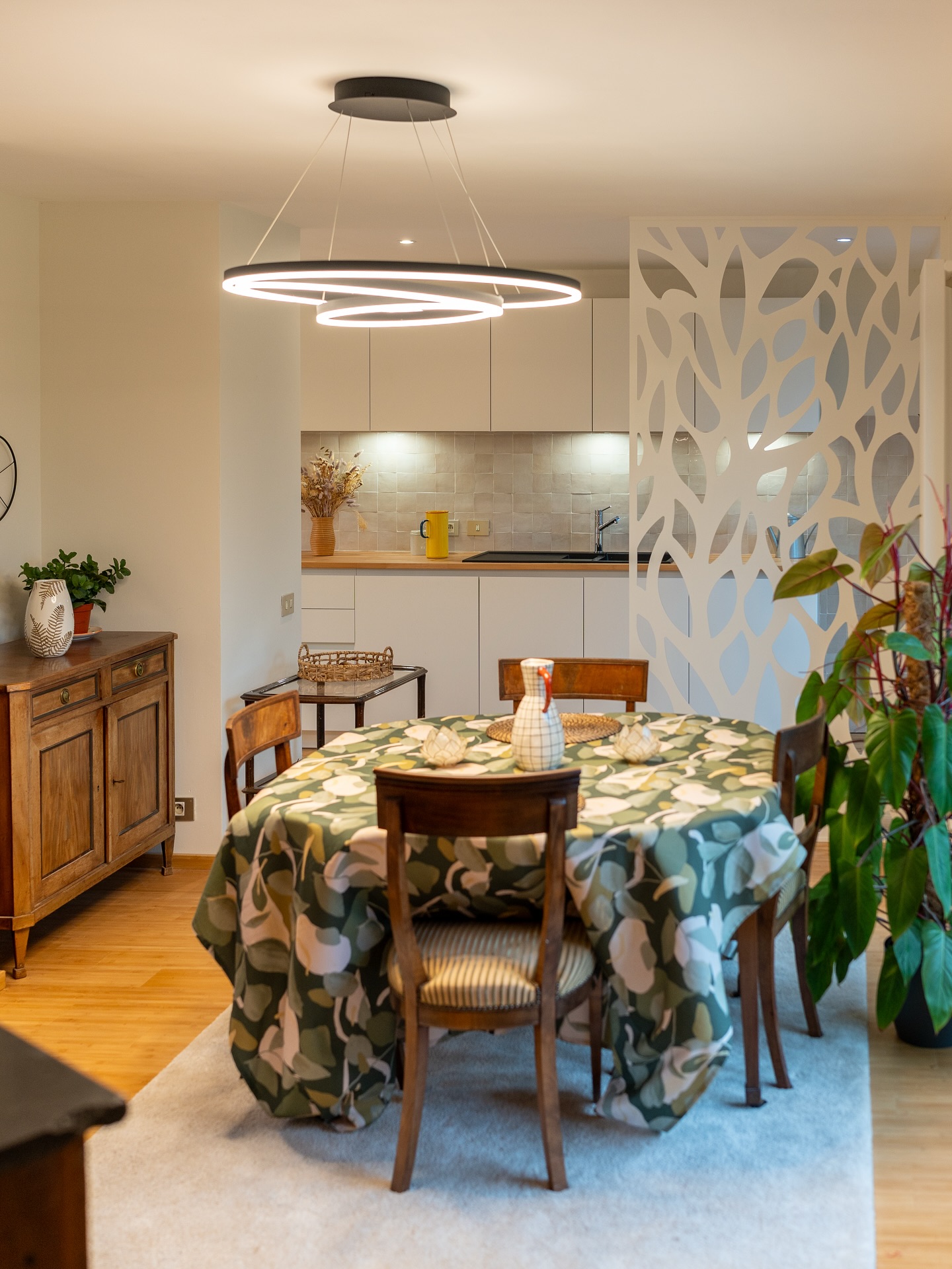 ✨ Ma cliente a eu une excellente idée
Au lieu de déplacer un mur entre la cuisine et la salle à manger pour gagner de la place, elle m’a dit :
« Et si on mettait une claustra ? »
Mais oui, quelle bonne idée ! 🤩
Ça laisse passer la lumière, la vue, tout en créant une vraie séparation visuelle entre les espaces.
C’est exactement ce que j’aime dans mon métier : le travail d’équipe. 🫱🏽🫲🏼
Le client, l’entrepreneur et moi — chacun a sa place, chacun a son regard.
🟡 Ma cliente, parce qu’elle est la mieux placée pour savoir ce dont elle a besoin au quotidien.
🟡 L’entrepreneur, pour son savoir-faire technique.
🟡 Et moi, pour ma vision globale de l’espace et mon expertise en aménagement.
👉 C’est cette collaboration que je recherche dans chacun de mes projets.
Un vrai travail ensemble, pour créer un lieu juste, adapté et vivant.
📸 @robertysebastien
Claustra : @lempreinteduboismenuiserie
📩 Vous avez un projet d’aménagement ou de rénovation en tête ?
Discutons-en. Je serais ravie de vous accompagner dans cette transformation.
—-
#architecteinterieur #archiinterieur #renovation #claustra #cuisine #travauxrenovation