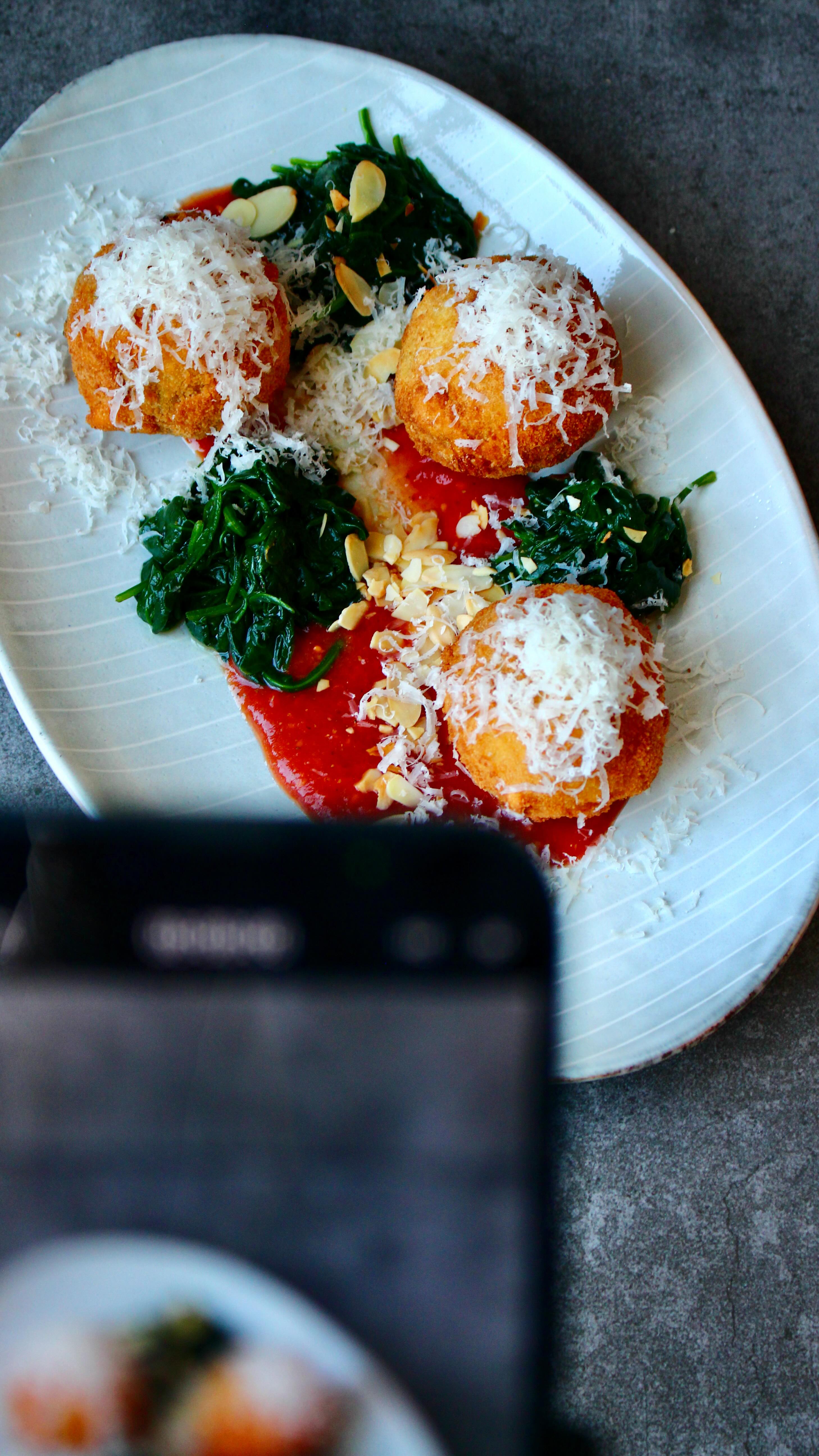 Crispy Arancini on Tomato Sauce with Spinach & Almond Crunch – Pure Italian Pleasure 🇮🇹🍅🌿
#arancini #cheeselovers #vegetariana #italianfoodporn #vegetarianismo #italianfoodbloggers #italianfoodlover #italianstreetfood #fooditalian #italiancomfortfood #vegetarianoptions #vegetarianfoodie #cheesetarts #italianfoodstyle #vegetarianfoods #vegetarian #cheese #italianfood #vegetarianrecipes #cheeselover #vegetariancuisine #foodforflexitarians #soulfood #italianclassic #friedfood #flexitarian #soulfood #cheeseforlife