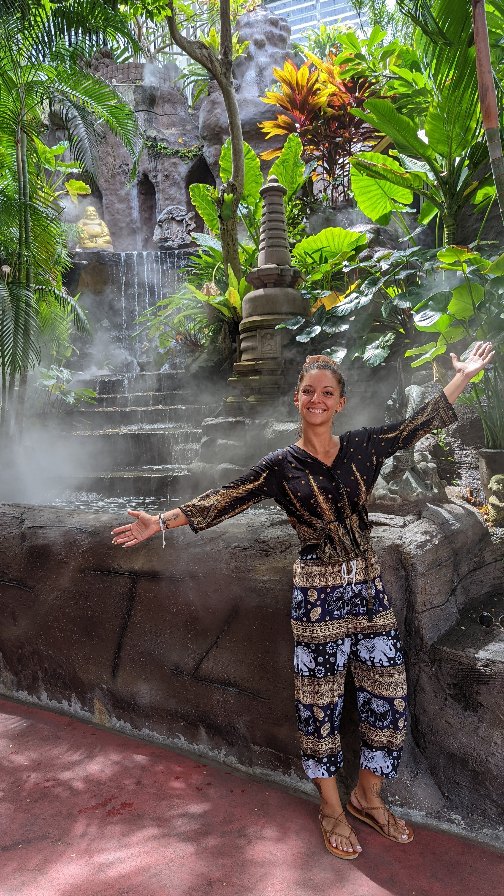 Es-tu prête à regarder ce qui se cache en toi ?
344 marches. Une montée lente, sacrée, intense.
Comme dans la vie : parfois on croit que c’est “trop long”, “trop dur”…
Mais chaque pas t’amène plus près de ton sommet.
Et souvent, c’est dans la montée qu’on découvre qui on est.
J’ai gravi Wat Saket, ce temple perché au cœur de Bangkok.
Et je suis repartie plus ancrée, plus connectée, plus libre.
Dis-moi : toi, c’est quoi la “montée” que tu fais en ce moment ?
—
#thailandtrip #watsaket #goldenmount #templevibes #spiritualjourney #voyagesacré #vivresesreves #pepettevibe #fyp #foryoupage #fypシ