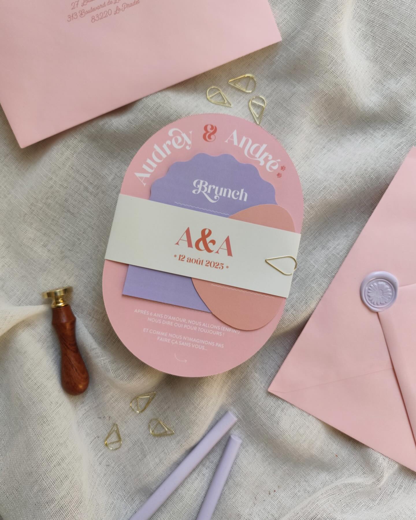 ✨ Un faire-part unique pour une histoire d’amour singulière ✨
Parce qu’un grand OUI mérite un design à la hauteur, Audrey & André ont choisi de célébrer leur histoire avec un faire-part élégant et tout en douceur 🌸
🎨 Palette pastel, typographies pétillantes, détails soignés…
Chaque élément a été pensé pour refléter leur personnalité et l’ambiance de leur grand jour.
💌 Un format original, tout en rondeur, qui se décline pour le brunch, les infos pratiques, et bien sûr… l’émotion !
Merci à Audrey & André pour leur confiance dans cette belle création !
#fairepart #papeterie #mariage #wedding #2025 #surmesure