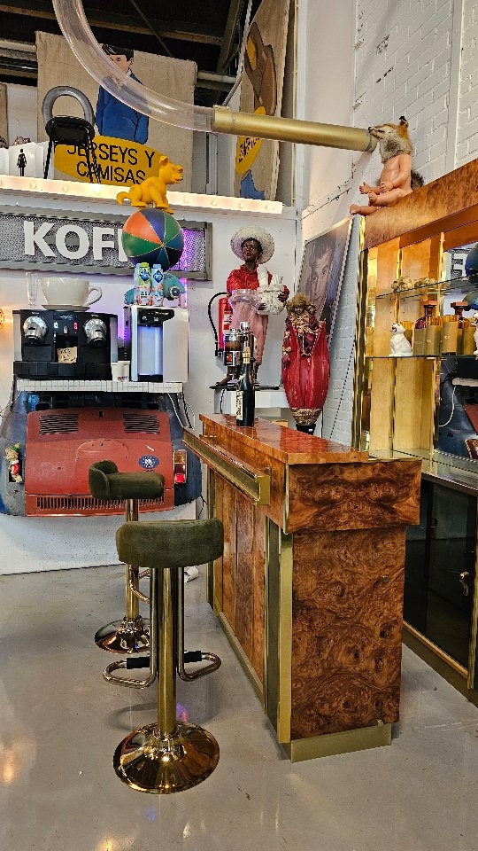 Hij stond al even op mijn lijstje om te bezoeken: @spektakelwonen, uitgeroepen tot ‘Leukste winkel van Nederland 2025'. Mark en ik waren vandaag in de buurt en gingen langs. Wat een feestje! Dikke tip voor als je unieke woonitems zoekt, je creativiteit wil boosten of je wil verwonderen met een lach op je gezicht🤩
#amersfoort #hotspot #interieur #winkel #tweedehands #vintage #mvitm