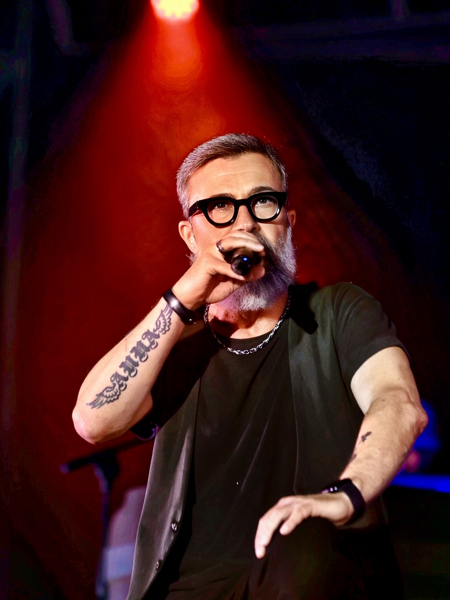 Ieri a Capannori è iniziato questo nuovo viaggio chiamato “Ci vorrebbe ancora il mare”.
Un grazie vero a chi c’era: è stato bello ritrovarsi 🫂
Stasera si continua: vi aspetto al Palazzo Farnese di Piacenza!
Ph @lucabrunetti_photo @laurabadiali
#MarcoMasini #CiVorrebbeAncoraIlMare @friendsandpartners @momyrecords @concerto.official @rtl1025 @birindelliauto