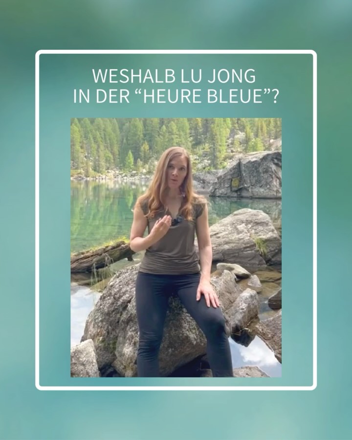 ✨WESHALB LU JONG IN DER HEURE BLEUE?
Ja, sie ist eine magische Zeit. Aber es steckt mehr dahinter.
🦌NICHT NUR FÜR REHE
ist die Morgen- und Abenddämmerung eine grossartige Zeit.
❓️WUSSTEST DU, DASS...
gemäss der tibetischen fünf Elemente Lehre vor Sonnenaufgang und nach Sonnenuntergang das Raumelement am stärksten präsent ist?
🤩DAS DIENT UNS,
denn genau dann:
💨 … öffnen sich unsere energetischen Kanäle leichter
🌬️ … fließt der Atem freier und tiefer
🧘♀️ … entfaltet sich die Wirkung von Lu Jong intensiver
😍ES IST D-E-R MOMENT,
um frühmorgens deine Leber in Schwung zu bringen.
Oder abends von einem hektischen Tag loszulassen und den Geist zu beruhigen.
🥰WILLST DU DICH VON INNEN HERAUS STÄRKEN?
❣️❣️❣️❣️❣️❣️❣️❣️❣️❣️❣️❣️
💃JETZT LU JONG SCHNUPPERN KOMMEN!💃
❣️❣️❣️❣️❣️❣️❣️❣️❣️❣️❣️❣️
🗓️WANN:
10. Juli 2025.
19-20 Uhr.
📍WO:
Im Eichenhain beim Friedhof Uetliberg in Zurich.
Bei schlechtem Wetter findet Lu Jong im Platzhirsch in Zuerich-Wiedikon,
am Bernhard-Jäggi-Weg 35 statt.
ℹ️ALLE INFOS FINDEST DU IM LINK IN DER BIO.
Oder hier zum Kopieren: www.sarawyss.ch/lu-jong.
Ich freu‘ mich von Herzen auf dich.
😍ERLEBE, WIE LU JONG BLOCKADEN LÖST
und deine innere Balance stärkt.
❣️❣️❣️❣️❣️❣️❣️❣️❣️❣️❣️❣️
💌MELDE DICH JETZT PER DM AN.💌
Ich freu‘ mich von Herzen auf dich.
❣️❣️❣️❣️❣️❣️❣️❣️❣️❣️❣️❣️
❓️WAS IST LU JONG?
🧘♂️Das tibetische Heilyoga ist eine uralte Bewegungspraxis der tibetischen Medizin. Sie löst Blockaden auf physischer, geistiger und energetischer Ebene. Lu Jong verhilft dir zu mehr Gesundheit, innerer Ruhe und Ausgeglichenheit.
💪Die Praxis kombiniert Bewegungsabläufe mit gezieltem Atmen. Der Fokus liegt auf sanfter Arbeit mit der Wirbelsäule, umfasst aber auch Übungen zur Beweglichkeit oder Stärkung der Vitalorgane.
❣️WAS MACHST DU GERNE IN DER „HEURE BLEUE“?
Ich freue mich auf deine Inspirationen dazu in den Kommentaren.
#lujong
#lujongyoga
#tibetanyoga
#yogazürich
#yogafürfrauen
#achtsamkeitsmeditation
YOGA
MEDITATION
ACHTSAMKEITSMEDITATION
ENTSPANNUNG
RUHE
BALANCE
GESUNDHEIT
WOHLBEFINDEN