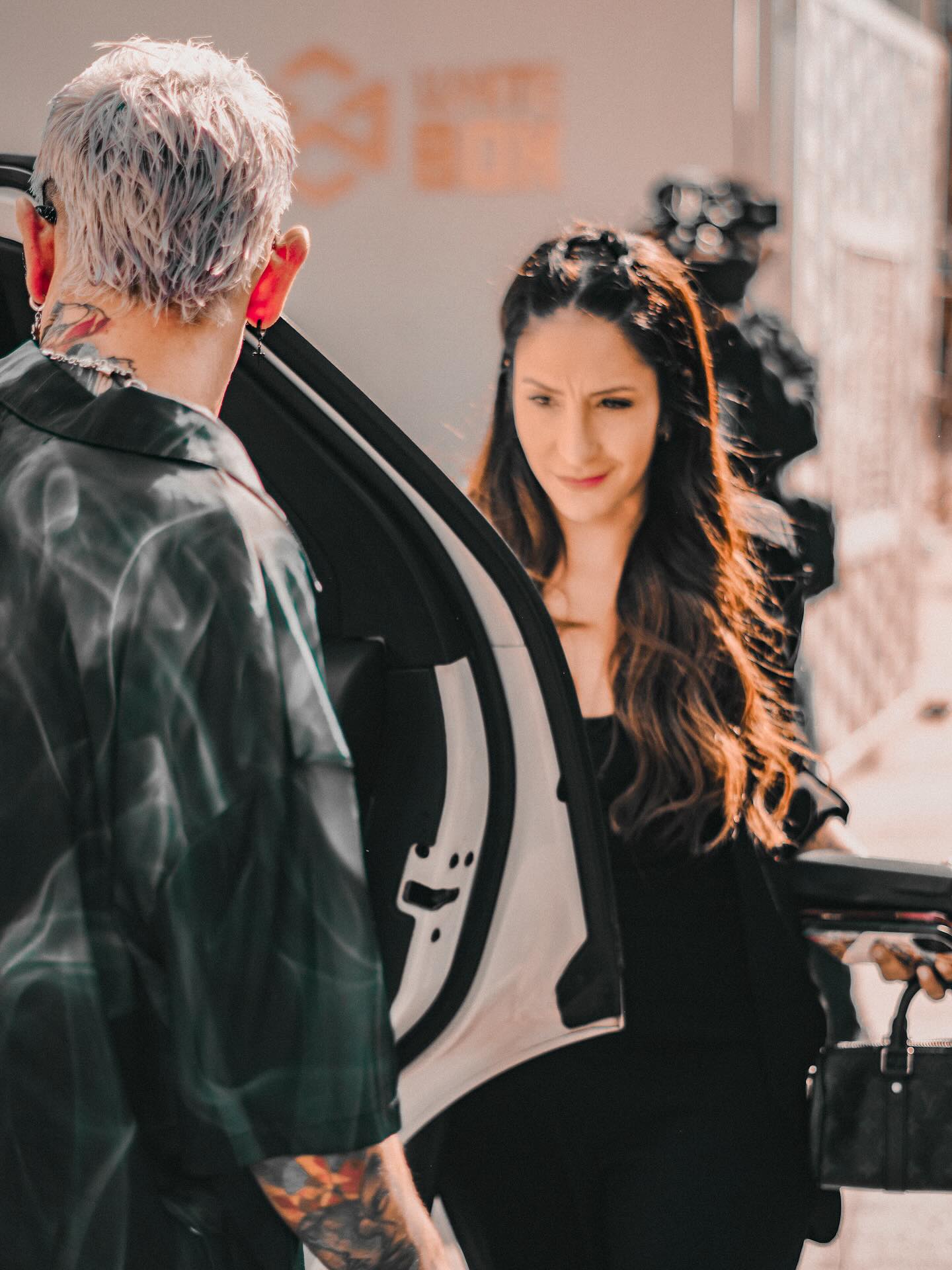 Ser Personal Manager suena glamuroso… hasta que te ves buscando una farmacia a las 2 am, resolviendo dramas existenciales por WhatsApp y cargando más cosas que el staff técnico. No es solo coordinar agendas, cargar maletas o resolver imprevistos…
Es estar para el artista en los momentos de caos y también en los de celebración.
Es cuidar, sostener, traducir emociones, ser escudo y soporte, a veces sin que nadie lo note.
Este no es un trabajo, es un estilo de vida (con terapia incluida).
Aquí va un carrusel de mi otra faceta que me encanta muchísimo hacer también🤍
#PersonalManager #RoadManagerLife #logistics