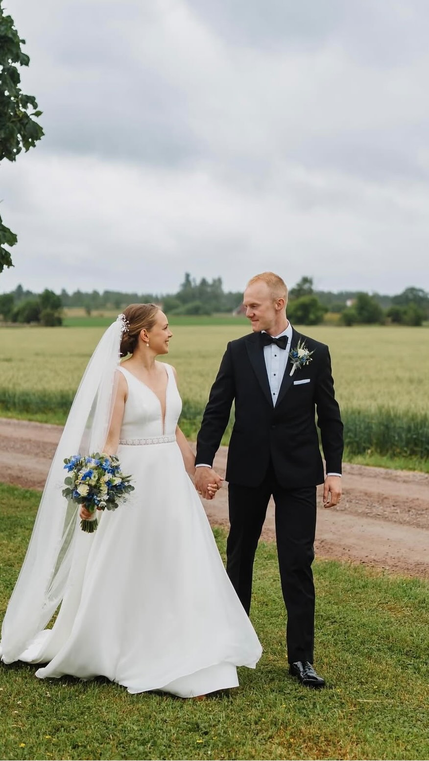 BARN TRANSFORMATION incoming:
In the beautiful countryside of Östergötland, Sweden, Y&H put on the most spectacular Swedish barn wedding at home on their farm.
The bride is the third generation to farm here, and she - along with her now husband - are bringing such wonderful energy and care into the established business, pushing it forward with verve and enthusiasm, yet thoughtful consideration for the heritage and sustainable practices.
That same mentality went into the wedding. Never being shy of putting their backs into something, it brought me such immense pleasure being on the ground with them this last week, bringing all the details home, so to speak, and putting all the finishing touches in place. Including the flowers grown exclusively by the bride’s mum.
Those bad boy floral hoops are becoming somewhat of a speciality of mine, but hey guys, let’s leave it to the florists when we can 😂
Photographer: @jenny.widen.foto
Caterer: @levsoncatering
DJ, Production & Sound: @djflexsweden
Everything else: DIY
—
#swedishwedding #swedishbarnwedding #barnweddingsweden #bröllopilada #bröllop #bröllopiöstergötland #swedishmoments #svensktbröllop #bröllopsplanering #planerabröllop #bröllophemma #weddingathome #farmwedding #barntransformation #weddingtransformation #weddingplanner #swedishweddingplanner #farmerlife #farmergirl #johndeeregirl