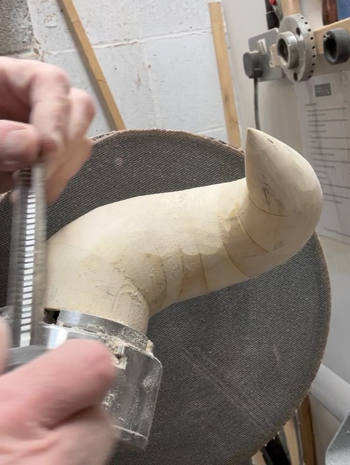 After a few days away, back to shaping the Hosaluk style box. All smoothed out now ,with Microplanes and a lot of sanding,and the lid/base joint marked ready for cutting. The Hope carving jig proving invaluable
#woodturning #woodturnersofinstagram #rpturners #hopewoodturningtools #microplane