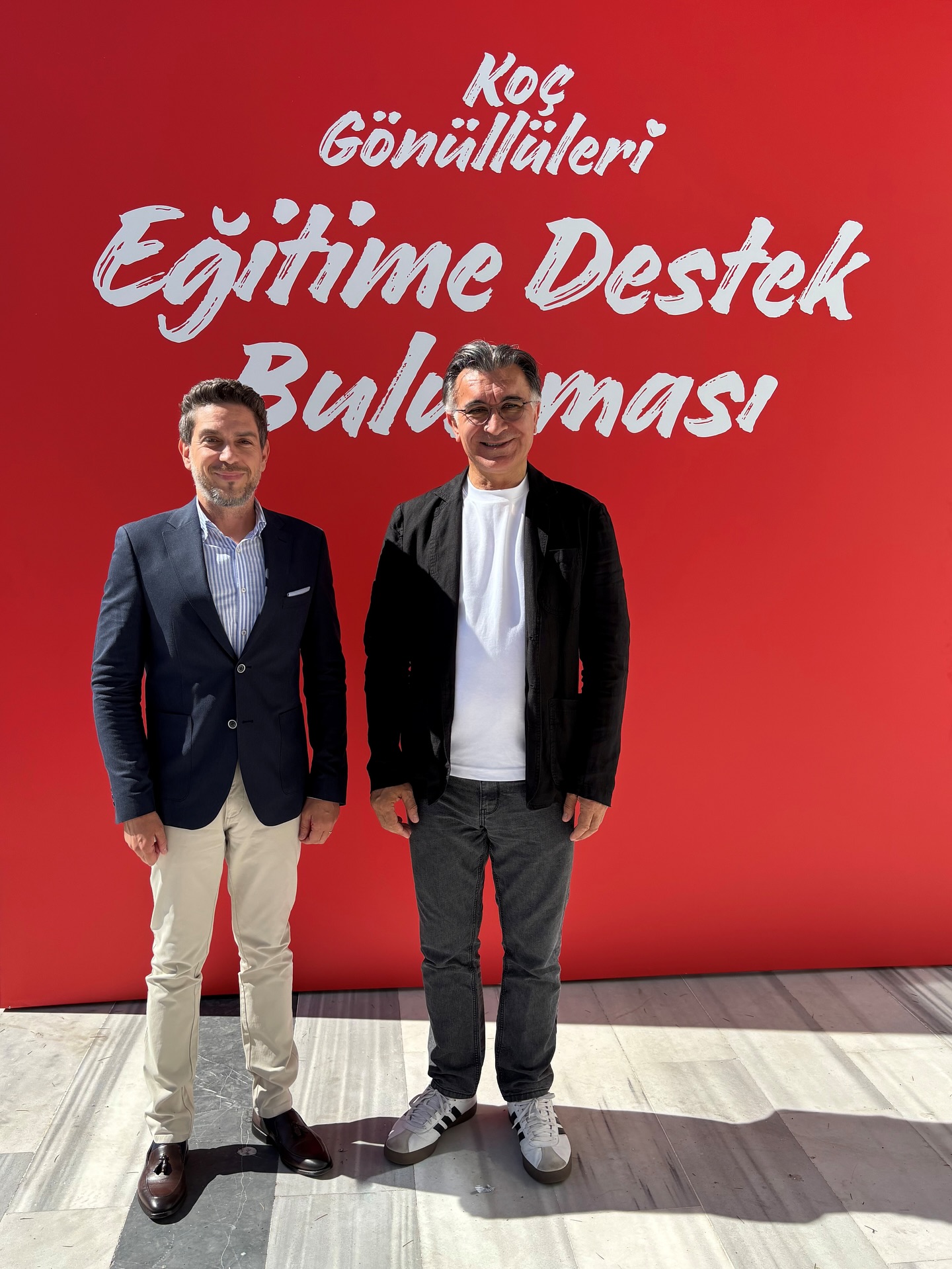 Koç Topluluğu’nun Eğitime Destek Projesi: Koç Gönüllülüleri Buluşması’na davetliydim. Koç Gönüllüleri’nin Okul Destek Derneği’nde yaptıkları gönüllülük sayesinde sadece 2024-2025 Eğitim Öğretim Yılı’nda 1400 öğrencinin hayatına dokunduk ve eğitimine katkı sağladık.
Koç Topluluğu ile Okul Destek Derneği’nin işbirliğine istinaden, ben de bu kez ODD Yönetim Kurulu Üyesi olarak derneğimizi temsilen gönüllülere bir konuşma yapma şansı buldum.
Dijitalleşen Dünyada Eğitim ve Gönüllülük üzerine konuşmanın yanı sıra hem dijital bir dernek olan ODD faaliyetlerinin bu yılki çıktılarını, hem de bir eğitim gönüllüsü olarak diğer eğitim gönüllüleriyle bazı önerilerimi paylaşma fırsatını yakaladığım için mutluyum.
Hepsi harika da, Prof. Dr. Selçuk Şirin’den hemen sonra sahneye çıkıp eğitim konuşmak, İbrahim Betil’den hemen önce sivil toplumcu bakış açısından gönüllülük ve eğitim üzerine bir şeyler söylemek tabii ki hiç kolay değildi.
Program akışında, Selçuk Hoca’nın Türkiye’de Eğitim ve Fırsat Eşitliği başlıklı konuşması ve sevgili Kenan Doğan’ın moderatörlüğünde sivil toplumun duayeni İbrahim Betil’in Gönüllülüğün Gücü ve Etkisi başlıklı sohbetinin arasında bana ayrılan sürede eğitim ve gönüllülüğü bir araya getirerek dijitalleşen dünyada nasıl şekillendiğine dair görüşlerimi kıymetli konuşmacılarla aynı sahnede paylaşma imkanına sahip olmaktan onur duydum.
ODD ve Koç Topluluğu işbirliğinin güçlenerek devam etmesini, birlikten güç alan sosyal etkimizin büyüyerek yeni işbirliklerine de örnek olmasını ve gelecek eğitim öğretim yılında çok daha fazla öğrencinin hayatına dokunabilmeyi diliyorum.
Koç Topluluğu’na değerli desteği, Koç Gönüllüleri’ne emekleri ve harika etkinlikte emeği geçenlere de misafirperverlikleri için teşekkür ederim.
Hızla değişen dünyada, daha iyi bir gelecek için ancak sektörlerarası işbirliği ile eğitimi ileriye taşıyabiliriz. Birlikte başarmaya ve gönüllülüğün gücüne inanarak!
#eğitim #gönüllülük #eğitimgönüllüleri #koçgönüllüleri #okuldestekderneği #odd #okuldestek #siviltoplum #stk #egitim #dijitaldönüşüm #eğitimdedijitaldönüşüm