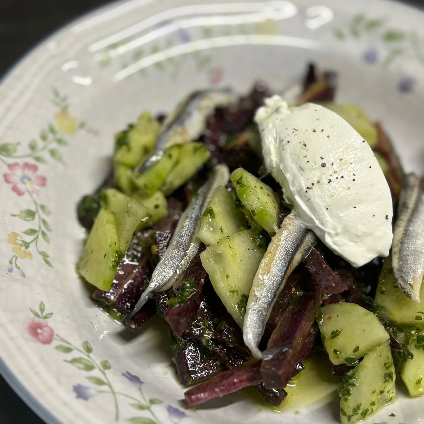 Carottes violettes, concombres, filet d'anchois au citron, sauce basilic et labneh
