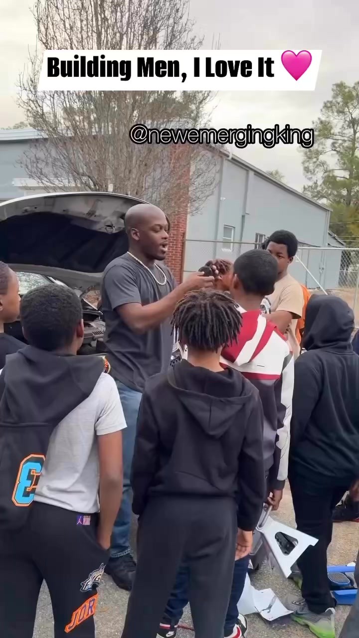 He is building these little boys into men by teaching them everyday life skills. I love this so much 🥰 there are so many young boys and men who were never taught the basics, because no one took the time to teach them. This experience will stick with them forever and He will always be remembered for the knowledge he gave them and the time He took with them. This is all we see, but I’m sure there is so much more he’s pouring into those babies. Shoutout to @newemergingking 🩷✨ continue being a positive male role model sir. 🙏🏽 #positiverolemodel #lifeskills #turningboysintomen #explore #boldlyunveiled #empowertheyouth
