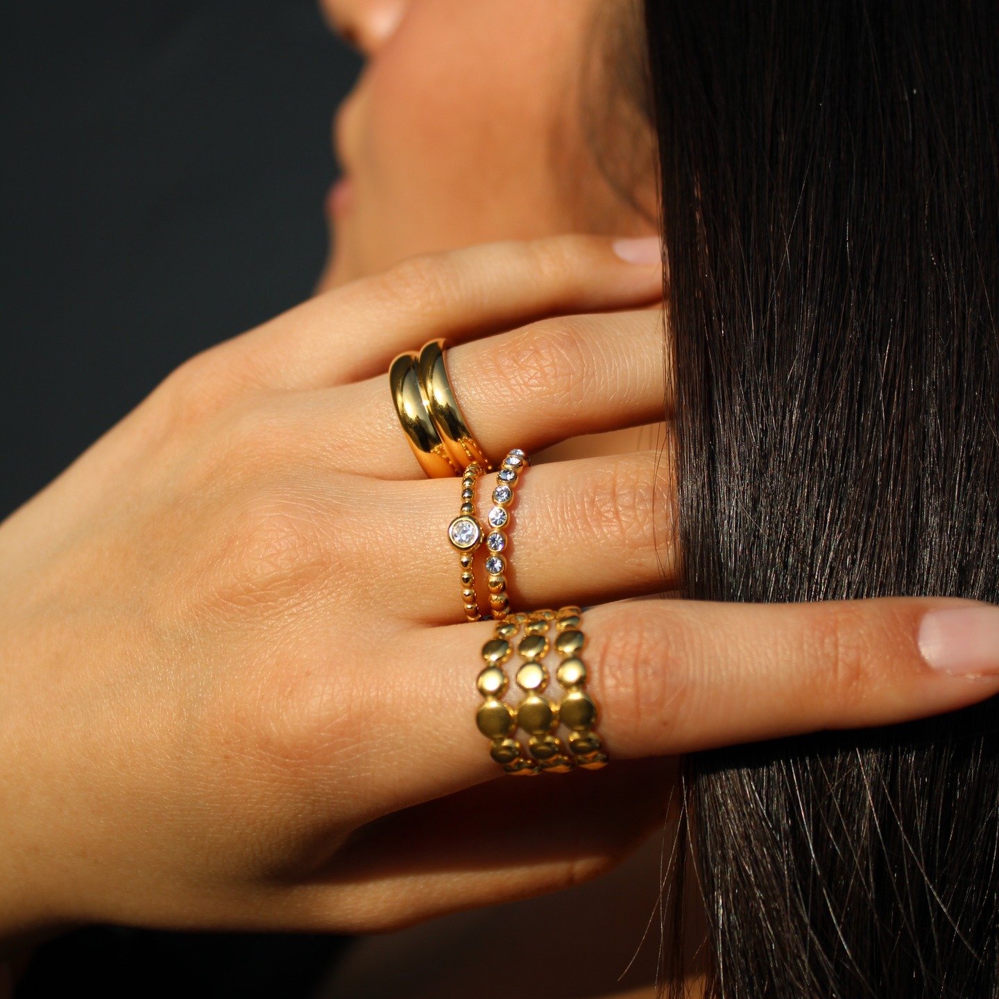 Aida Ring – Zarte Eleganz mit Zirkonia
Dieser filigrane Ring besticht durch seine schlichte Schönheit und feminine Raffinesse. Der zarte Zirkonia-Stein setzt einen dezenten, aber funkelnden Akzent, der das minimalistische Design perfekt ergänzt.
Dank seines leichten und angenehmen Tragekomforts ist dieser Ring der ideale Begleiter für alle Anlässe. Er lässt sich wunderbar solo tragen oder mit anderen Ringen kombinieren – für einen stilvollen, individuellen Look.
Setzen Sie auf subtile Eleganz – mit einem Ring, der zeitlose Schönheit verkörpert.