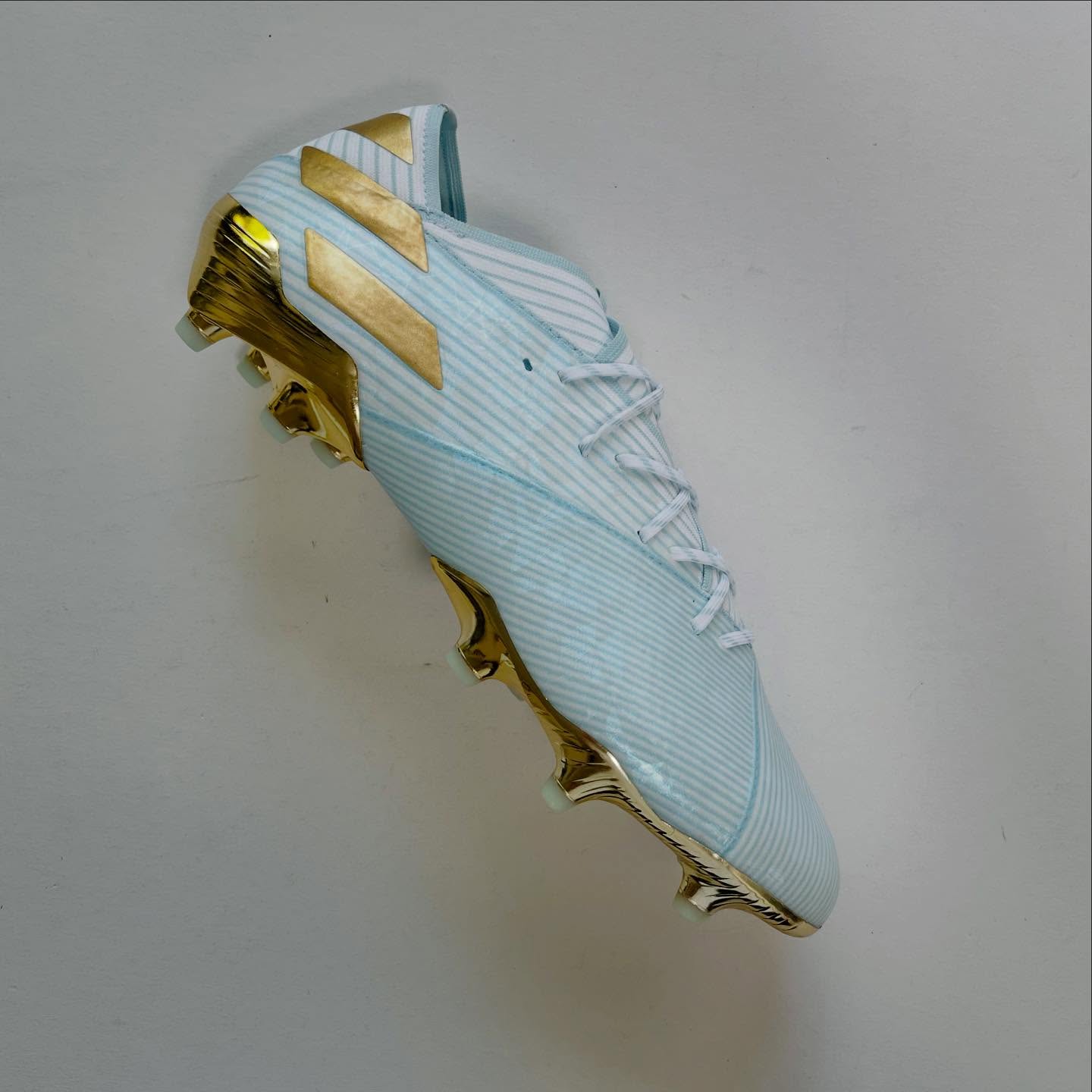 👑 15 Years of Greatness. One Boot to Celebrate It.
To honour 15 years of Messi magic, adidas dropped the Nemeziz 19.1 FG “15Y” — a boot that’s as bold and brilliant as the man himself.
⚡ Wrapped in Bold Aqua / Gold Metallic / White, this limited-edition release captures Leo’s unstoppable legacy on the pitch. Engineered for agility, precision, and playmaking brilliance — just like his game.
📦 Available now in UK size 9 – only at BootsFinder.
💭 Is this Messi’s best boot ever? Or just one of many icons? Drop your thoughts below ⬇️
#MessiBoots #Nemeziz19 #adidasFootball #15YearsOfMessi #RareBoots #BootCollectors #adidasNemeziz #FootballBoots #BootsOfTheGOAT #BootsFinder