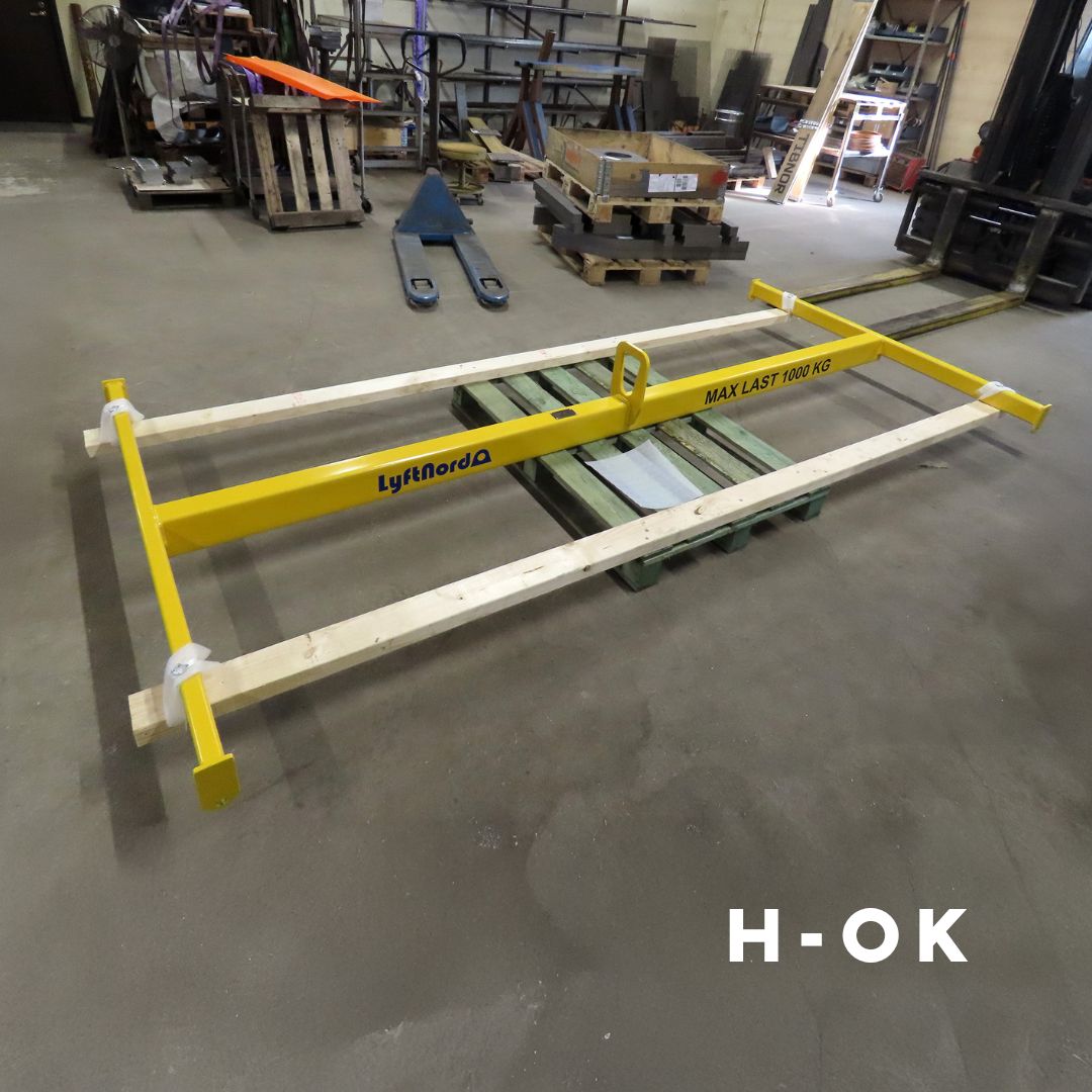 Produktbeskrivning:
Ett standard-H-ok utformat för precisionslyft av skyddstak. Konstruktionen är utrustad med 2-tons schacklar i varje lastpunkt för maximal stabilitet och säkerhet vid lyft av stora konstruktioner.
Kundens behov:
Kunden stod inför utmaningen att säkert lyfta ett skyddstak med fyra spridda lyftpunkter. Det krävdes en lösning som kunde hantera lastens specifika geometri och samtidigt garantera en stabil lyftprocess.
Processen:
Med kundens tekniska ritningar som utgångspunkt designade vi ett H-ok som matchade takets dimensioner och lyftpunkter. Genom anpassning av okets utformning säkerställde vi en bra lastfördelning och hantering.
Resultatet:
Ett skräddarsytt H-ok (H1001) som effektivt löser kundens lyftbehov. Lösningen förenklar hanteringen av skyddstaket samtidigt som den uppfyller alla säkerhetskrav för denna typ av lyft.
#Lyftlösningar #Kundanpassat #Säkerhet #Lyftnord