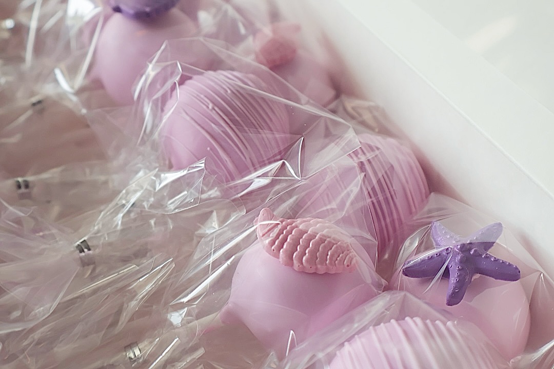 🧜♀️🌊🐚
•
•
Want custom treats at your next event? Contact us at www.thesweetsideofgi.com 🩷
#cakepops #inspo #explorepage #baker