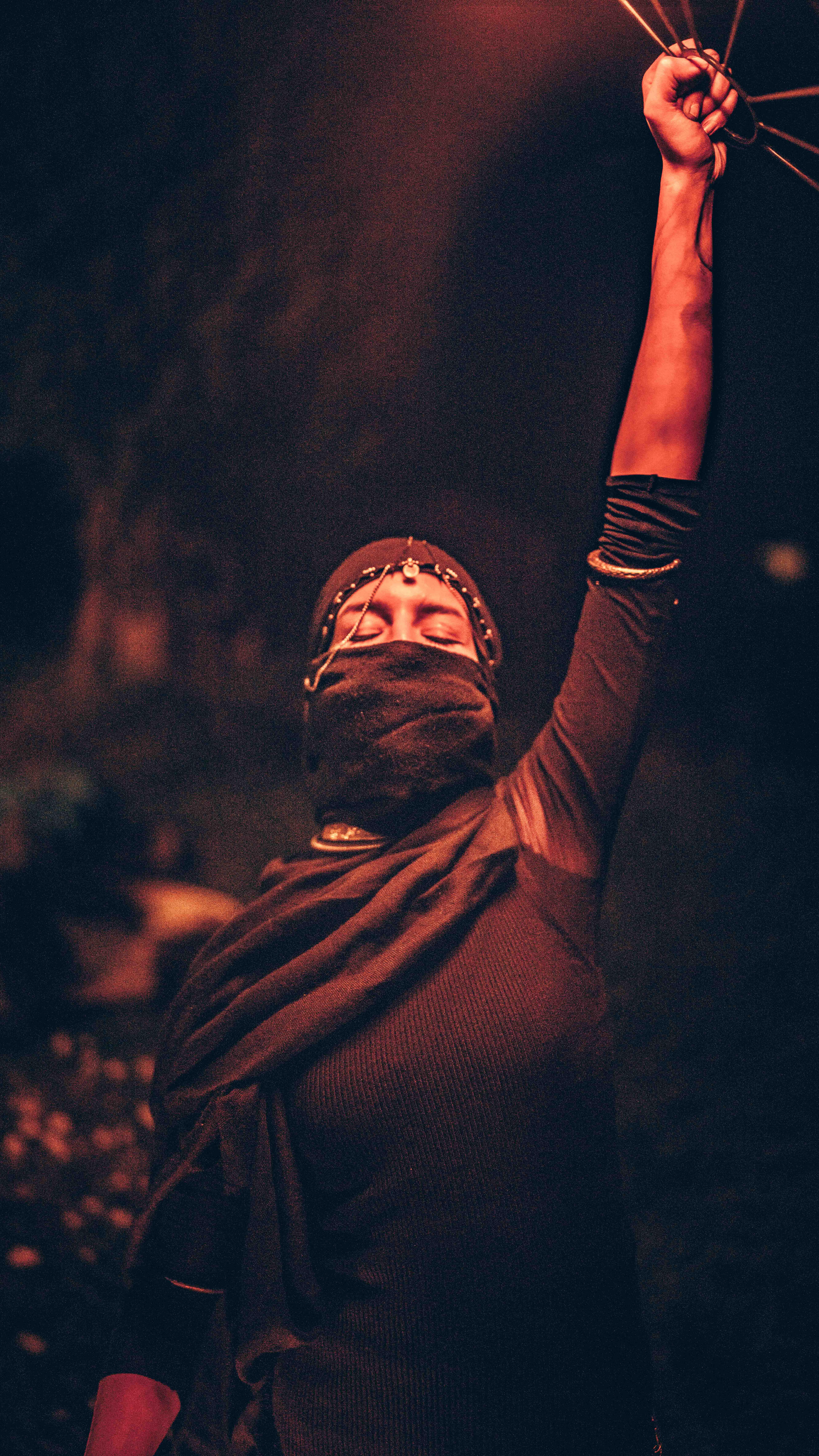 Stop the Genocides Worldwide 🔥🇸🇩🇨🇩🇵🇸
Tear down the
military-industrial complexes
and neo-colonial
parasites.
We’re devoted to
gifting our children
a far better world
As their inheritance.
Salaam. Shalom. Peace.
CeaseFyre Live Session filmed high in the Alps feat. @_zackiel_ and @apsa.hara .
Film by @fbf_visual .
Join us in London on the 30th to catch us performing the amped up and hi-power version live. Info on Z’s page.
From Apsahara, with the english in the comments:
Partout dans le monde,
Des enfants meurent
Mon coeur est en pleurs
Il est de notre responsabilité de prendre parole,
de ne pas nier toutes les horreurs qui tout les jours font des milliers de morts
Que ce soit à travers l’art, la politique ou juste la parole,
c’est une responsabilité collective,
une conscience collective.
Devons-nous toujours attendre que des événements nous touchent directement pour prendre parole ?
Sommes-nous tellement dénués d’empathie ?
Avons nous commencer à banaliser les actes de barbarie ?
Si c’est le cas, alors le mal à gagné.
Si bataille il y a, alors réveille toi, soldat !
Much gratitude to Flo and his epic home and solidarity, and love to the friends who were there with us that night holding space for
this artful rite to transmute deep grief, horror and disassociation into action and empowered stance.
@indrart_macrame @meg_wss @pulao_dj @ludodelerue
-
-
-
-
-
-
#ceasefire #freepalestine #freecongo #freesudan #liberationmusic #songsforPalestine #firedance #fireperformance #danceforpalestine #protestsong #Palestineliberation #Resistanceart #Palestine #gaza #humanising