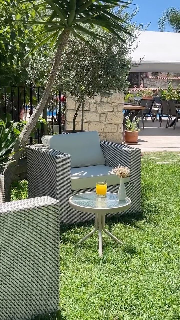 🍃İmren Han Otel ve Konakları’nda bahçeye açılan odalarımız; sade, şık, tertemiz ve bir o kadar da konforlu… 🫧🛏️
Sabah uyanır uyanmaz yemyeşil bahçeye adım atmak, gün içinde havuz başında serinleyip dinlenmek isteyen herkesi bekliyoruz 🪷🏡
Rezervasyon için hemen arayabilirsiniz:
📞 0 (232) 716 6002
📞 0 (539) 664 3000
1941’den bu yana, aynı özenle… 🤍
#alacati #butikoteller #alaçatıotelleri