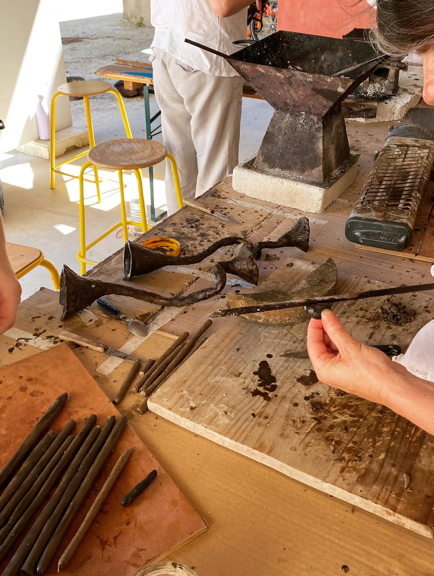 Réalisation de mes premières pièces en bronze grâce à Adama Gandema, maître bronzier au Burkina Faso et à @terredartistesdreux.