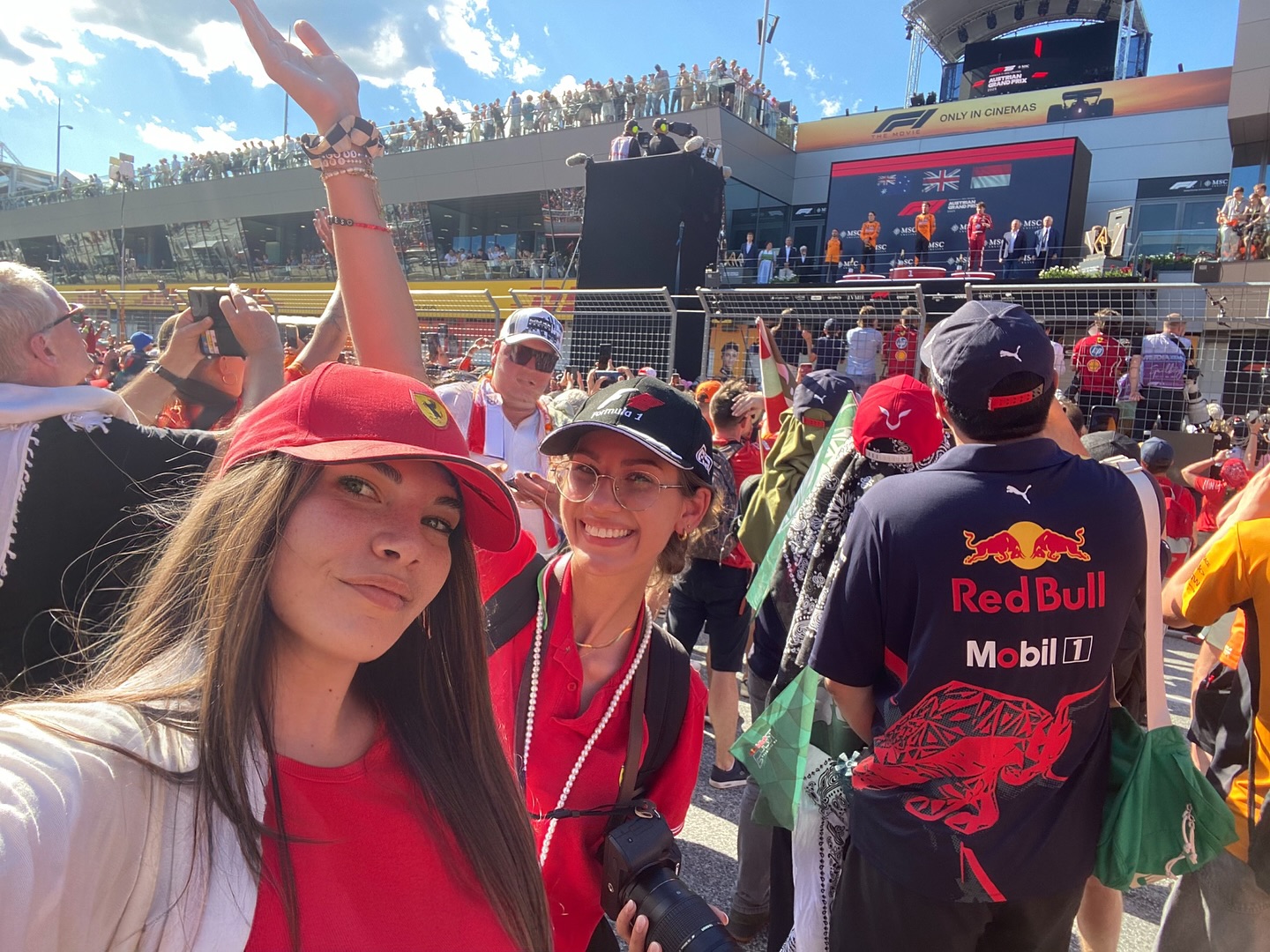 Still thinking about our amazing Austrian Gp weekend💘🎀 @redbullring
#austriagp #redbullring #f1 #f1girls