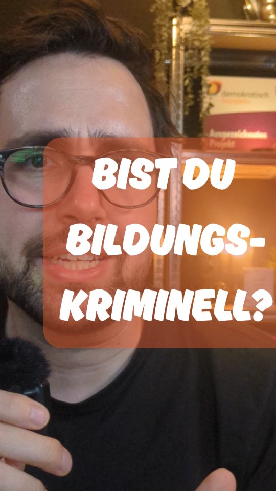 Stellen wir uns unser Bildungssystem für einen Moment wie ein altes Haus vor. Ein Haus, in dem unsere Kinder leben und lernen sollen.
Dieses Bild passt leider perfekt auf die aktuelle Bildungsdebatte. Denn anstatt die tiefgreifenden, strukturellen Probleme dieses Hauses anzugehen, wird mit der Idee einer "Migrantenquote" eine Scheindebatte geführt. Es wird ein Sündenbock gesucht, um von den eigentlichen, durch Fakten belegten Missständen abzulenken.
Ein so komplexes Problem auf dem Rücken einer einzigen Gruppe abzuladen, ist intellektuell unredlich. Wenn dieser Impuls aber von der Politik kommt, die für die Beseitigung der systemischen Missstände verantwortlich wäre, ist es mehr als das: Es ist ein politisches Versagen.
Was meint ihr?
#bildung #demokratischhandeln
#schule
Quellen:
1 IQB-Bildungstrend 2021 (Hrsg. Stanat, P., et al.): Belegt, dass der Bildungserfolg in Deutschland extrem stark von der sozialen Herkunft abhängt und relativiert damit die singuläre Betrachtung des Migrationshintergrunds
2KfW-Kommunalpanel 2024: Beziffert den Sanierungsstau an deutschen Schulen auf 47,4 Milliarden Euro und macht damit die massive Vernachlässigung der Infrastruktur sichtbar.
3Arbeitszeitstudie der Universität Göttingen / GEW (z.B. für Sachsen, 2022): Weist nach, dass Lehrkräfte systematisch Mehrarbeit leisten, die zu einem Großteil durch Bürokratie entsteht
4OECD-Projekt "The Future of Education and Skills 2030" & Gutachten der Ständigen Wissenschaftlichen Kommission der KMK: Zeigen den internationalen und nationalen Konsens, dass Lehrpläne grundlegend auf zukunftsrelevante Kompetenzen ausgerichtet werden müssen.