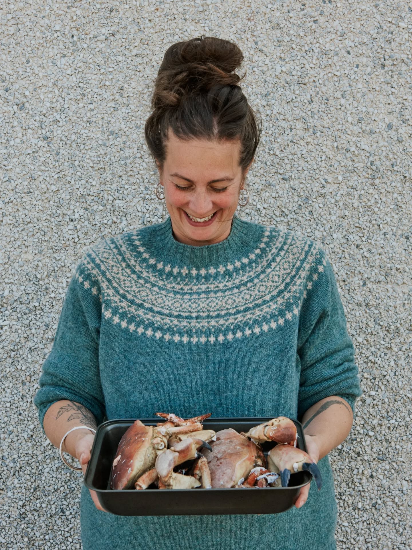 Are you new here? 👣🌱
Welcome new faces and heyyy to my long suffering followers 😂😆
My name is Lucy, also known as The Wild Cooke. I teach foraging courses, mostly on the West coast of Scotland and occasionally back in my motherland of Shropshire. I run retreats on Mull and Tiree with friends and do lots of fun collaborations 🙌😎
I am interested in our food system and how we can dismantle it and rebuild it for everyone's benefit. I find supermarkets in the UK to be quite frightening places. I believe that wild foods strengthen our connection to the land and the sea and that that ancient knowledge should be accessible to everyone 🫶🌱
I love to feed folk and show how you can add simple wild ingredients onto your plate. I am interested in food as art and sustenance. After spending three months on an epic wild-food-only diet for the @wildbiomeproject I can honestly say how beneficial they are in many different ways 💚👌
I am a @bbc.alba TV presenter for the foraging series @rurachd alongside the fabulous @maryannkennedyalba. We travel around Scotland showcasing natures larder and our relationship with it 🥰🍄🟫
I'm a forever student, always learning.
Come with me, share your stories.
Know your food 👣☘️
📷 @bvonenoch on the @nourishescape to Tiree with @mara_ocean_adventures. Here I am with my @tireecrabcompany crabs before @hanrahannish asked me to sort them out 😎🙄🤪