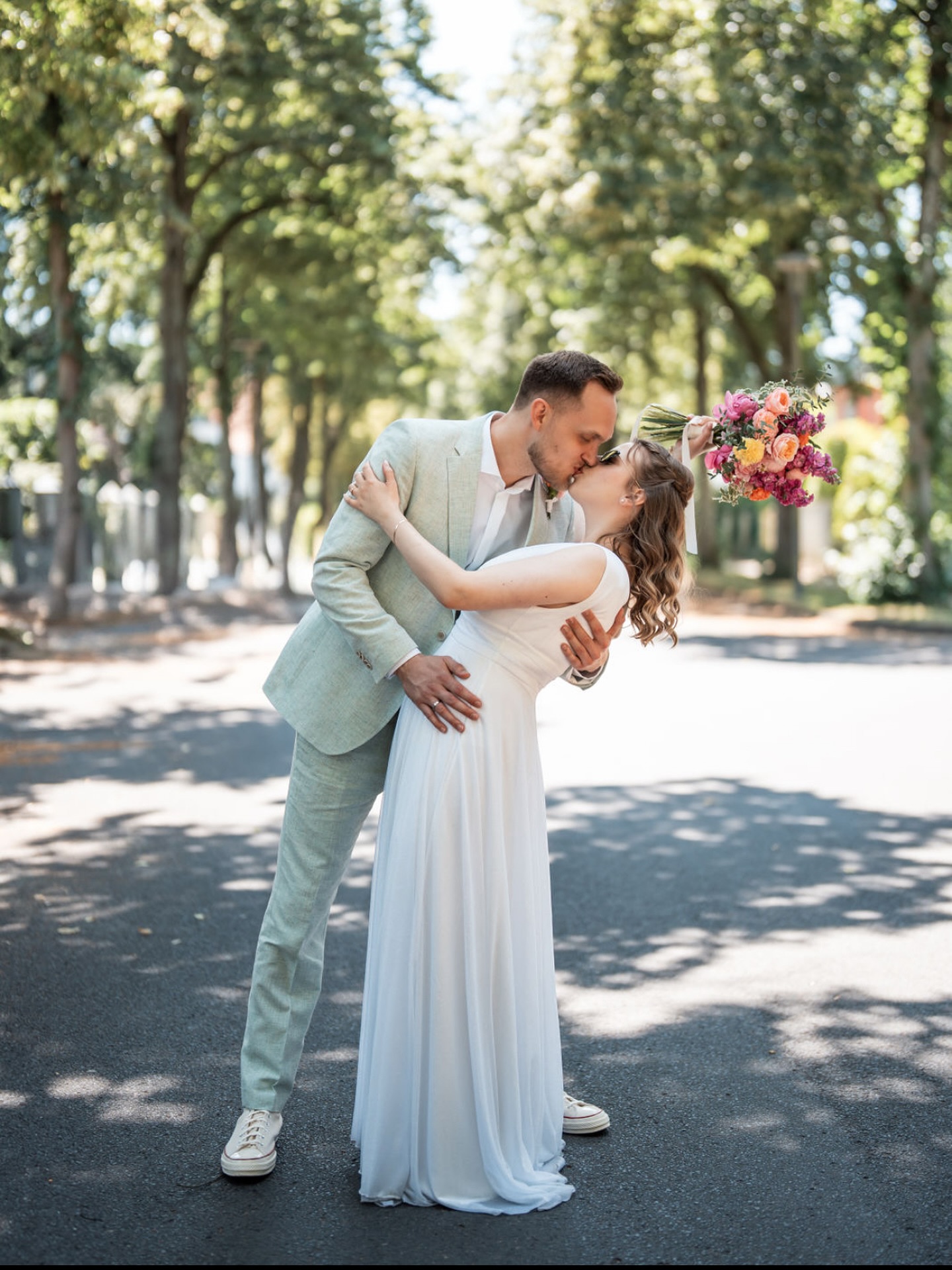 Outfit-Reveal! 🤍
Wie hammermäßig kann ein Brautpaar eigentlich aussehen?! 😍
Sarah & Felix haben uns nicht nur mit ihrer Stimmung, sondern auch mit ihrem Stil komplett umgehauen.
Und ja – sie haben sich auch geküsst, bevor wir „jetzt bitte einmal küssen“ sagen konnten. 😉
#hochzeitsfotografie #kussbild #brautkleidliebe #paarshooting #sommerhochzeit #brautpaar #hochzeit2025 #weddinginspo #pippagrafie #authentischehochzeit #weddingportrait #sommerhochzeit