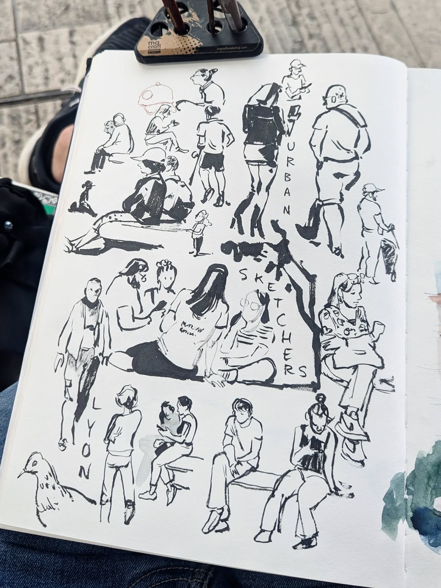 Des dessins de gens sur la place des Jacobins lors de @usklyon, j'avais oublié de vous les partager ! ✏️🏃🏻♀️
Un exercice pas évident car les gens, ben ça reste pas trop en place mais au moins je passe pas mille ans sur un dessin, ça oblige à être efficace. ;)
Musique d'@arthisofficiel , le groupe de mon frère @schurom 🎶🎧