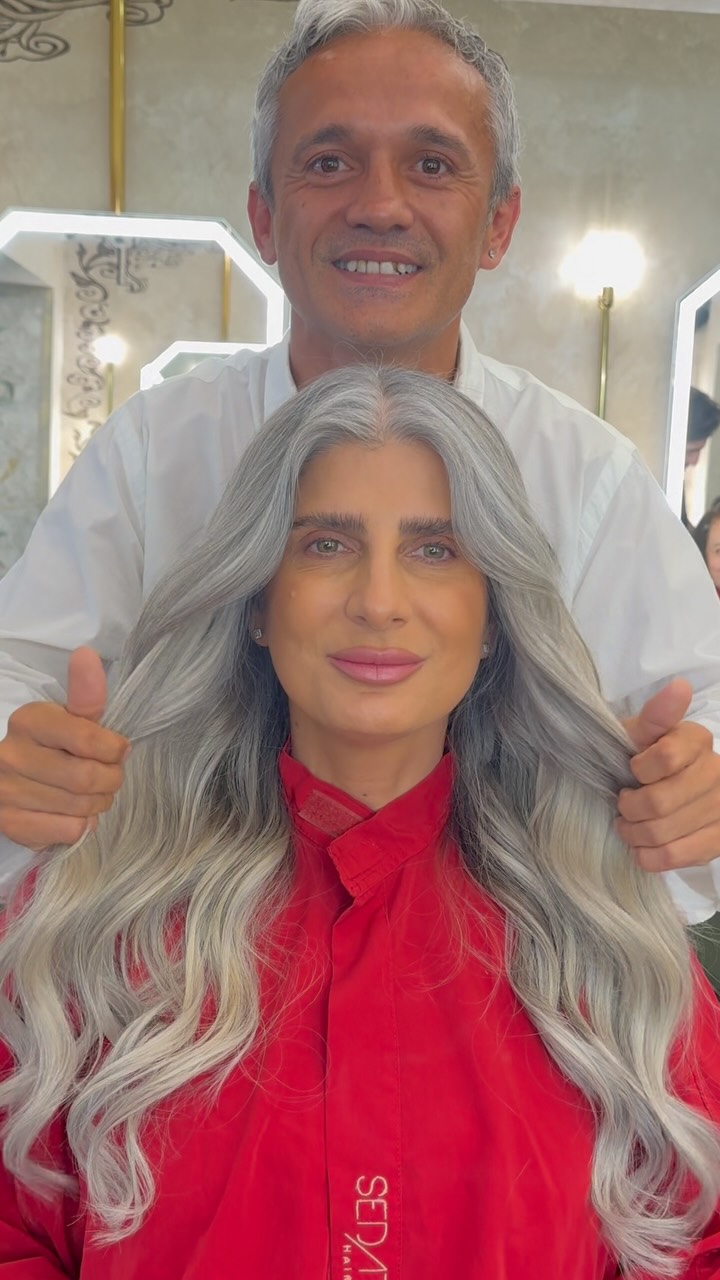 Doğal gri saçların üzerinde aynı doğallıkta işlem görmemiş doğal gri saçlar kullanıldı renklendirme işlemi yapılmadı .
.
#mikrokaynak işlemi yaptırdığınızı düşünüyorsanız dikkat etmeniz gerekenler ⚠️ ⚠️⚠️
.
Ağırlık hissi varsa Mikro kaynak değildir.
.
Saç diplerinize batıyorsa mikro kaynak değildir.
.
100 yada 150 adet saç kullanılarak uzatıldıysa mikro kaynak değildir
.
Toplayınca görünüyorsa mikro kaynak değildir.
.
Saçlarınızı çekiyorsa mikro kaynak değildir.
.
Saçlarınız çıkartılırken kendi doğal saçlarınız koptuysa mikro kaynak değildir.
.
Mikro kaynak ağırlık hissi vermez,saç derisine batmaz,saçları çekmez ve kesinlikle görünmez .
.
.
.
#sedatbiga #mikrokaynak #medikalkaynak #nisantasi