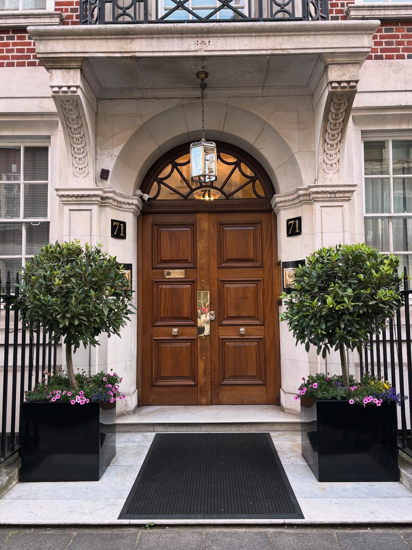 Georgian Grandeur Meets Expert Restoration 🏛️
This magnificent Georgian townhouse entrance exemplifies the architectural elegance of London’s Mayfair district. These classical features tell a story of 18th-century craftsmanship:
🔸 Arched stone portico with decorative keystone and carved spandrels
🔸 Fluted pilasters with ornate capitals supporting the entablature
🔸 Six-panel mahogany door with traditional raised mouldings
🔸 Decorative fanlight with intricate metalwork tracery
🔸 Portland stone façade with classical proportions
At Boyle’s French Polishers, we understand the heritage significance of Georgian woodwork. Our traditional French polishing techniques preserve the rich mahogany grain whilst protecting against London’s elements. From careful chemical stripping to bespoke colour matching, we ensure these architectural treasures maintain their prestige.
Established since 1994, we’ve been trusted guardians of London’s finest period properties. Because Georgian craftsmanship deserves Georgian-level expertise.
#GeorgianRestoration #MayfairHeritage #FrenchPolishing #ParkStreetW1 #LondonArchitecture #PeriodProperty #HeritageRestoration #TraditionalCraftsmanship #MahoganyRestoration #ClassicalArchitecture #LondonCraftsman #BoylesFrenchPolishers