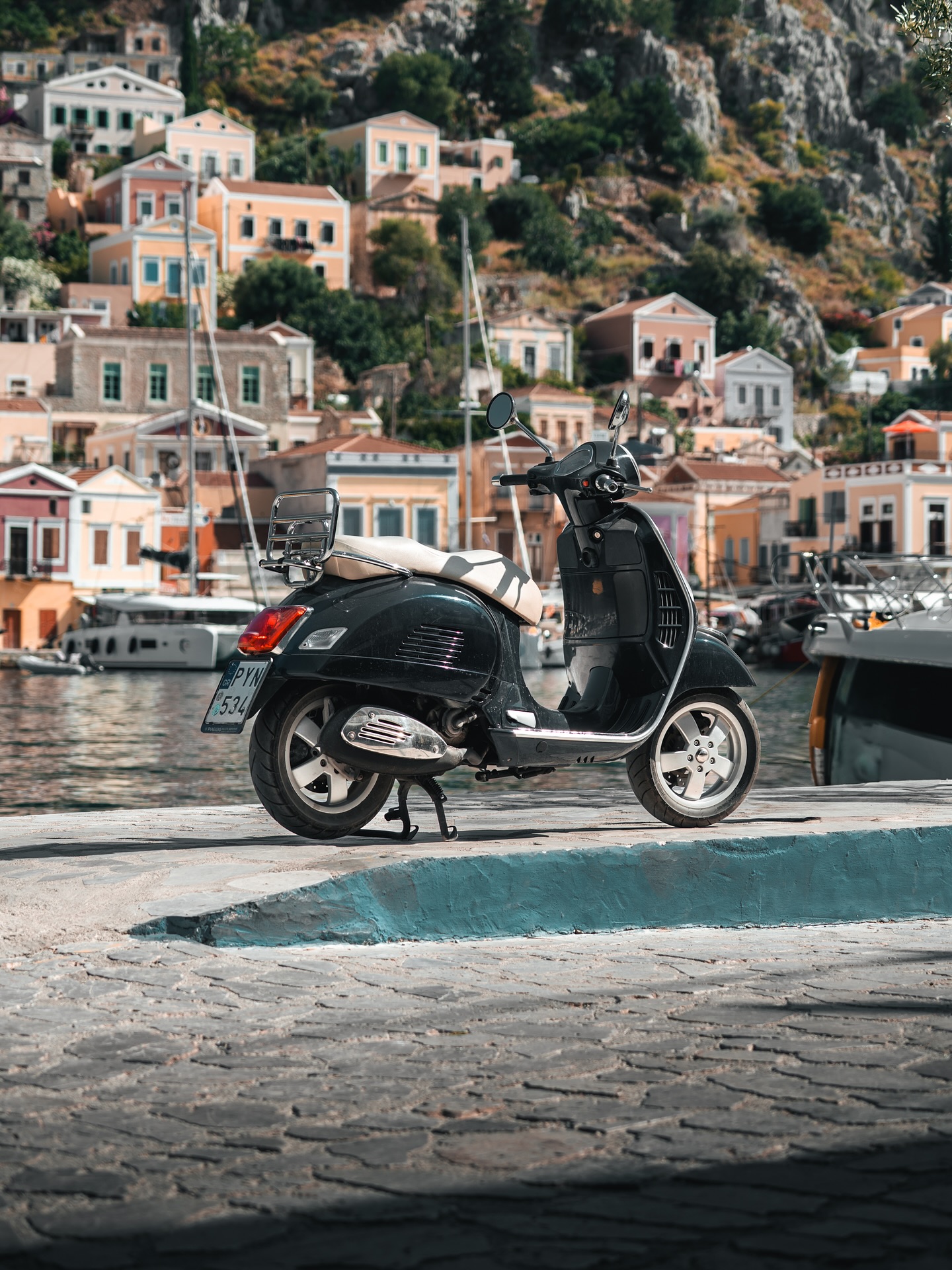 Die Stadt Symi wirkt wie ein gemaltes Postkartenmotiv. Schon wenn das Boot anlegt, bekommt man das Gefühl, in einem Freilichtmuseum anzukommen. Bunte Häuser reihen sich dicht an den Hang, die Fassaden leuchten in Pastellfarben und überall dazwischen funkelt das Meer.
Rund um den Hafen schaukeln kleine Fischerboote, Cafés laden zum Sitzen ein und hinter jeder Ecke verstecken sich enge Gassen und steile Treppen. Verlaufen lohnt sich hier, denn Symi Stadt ist ein echtes Labyrinth voller Fotospots und gemütlicher Ecken.
Die neoklassizistischen Häuser sind das Erkennungszeichen der Stadt. Viele von ihnen stammen aus der Zeit, als Symi vom Schiffsbau lebte. Heute erzählen sie die Geschichte einer griechischen Insel, die sich ihren Charme bis heute bewahrt hat.
Tipp für alle, die es ruhiger mögen: Frühmorgens oder am späten Nachmittag verliert sich der Trubel der Tagesgäste und Ihr könnt die verwinkelten Gassen fast für Euch alleine entdecken.
#Symi #SymiStadt #Griechenland #GriechischeInseln #Inselhopping #Reisetipps #TravelGreece #Dodekanes #Hafenstadt #FokusFernweh