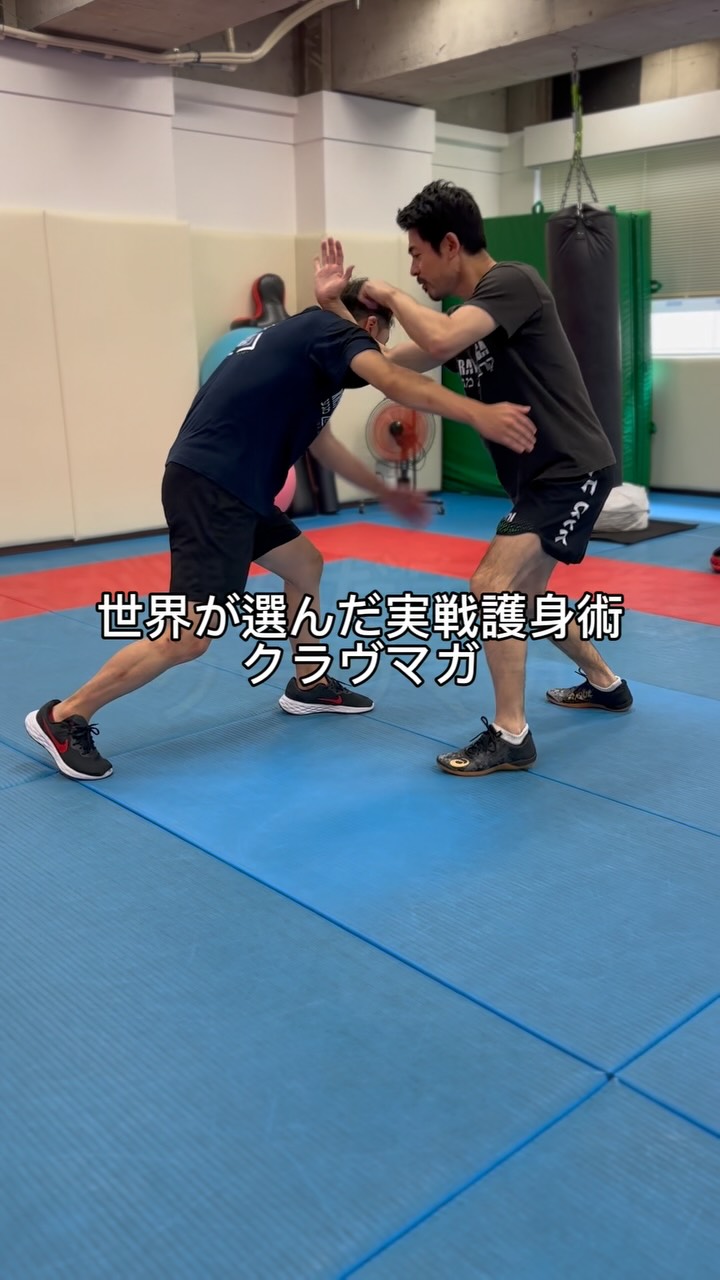 7月19日(土)、20日(日)、21日(月・祝)に「3daysスペシャルサマーセミナー」を開催致します。
キッズ護身術、ナイフ・ガンディフェンス、スパーリング、体幹コアトレーニング、グラウンドファイト、コントロール(制圧)など、盛りだくさんのセミナーをご用意しました!
各セミナーとも、基本的なスキルから応用テクニックまで幅広く取り入れ、初心者の方から上級者の方まで楽しめる内容となっております。
会員の方はもちろん、休会中の方や会員でない方、はじめての方でも参加可能です。
定員は各12名制の少人数グループとし、一人一人が個別指導、交流を多くできるよう設定いたしました。
少人数グループでのセミナーで濃厚なトレーニングを是非お楽しみください。
【日程】
2025年7月19日(土)
9:00〜10:00
キッズ護身術(無料)
10:00〜12:00
①ガン・ロングガンディフェンス
12:20〜13:20
体幹コアトレーニング(無料)
13:30〜14:30
②グラウンドファイト with ナイフディフェンス
2025年7月20日(日)
10:00〜12:00
③コアスキル&ウエポンディフェンス
12:30〜14:30
④ストライキング&スパーリング
2025年7月21日(月・祝)
10:00〜12:00
⑤ナイフディフェンス
12:30〜14:30
⑥コントロール(制圧)&ナイフディフェンス
【参加費】
1セミナーチケット5,500円(税込)
2セミナーチケット 8,800円(税込)
※1回あたり4,400円
プレミアチケット(全セミナー出放題)19,800円
※1セミナーあたり3,300円
【定員】
各セミナー12名(先着順)
【申込方法】
・ビジター(会員でない方)、休会中の方
Webサイトから支払いをもって予約受付
・会員様
WixアプリまたWebサイトから予約(通常クラスと同様)
支払いは予約に応じて登録クレジットにて自動決済
みなさまのご参加お待ちしております。
#クラヴマガ#クラヴマガ大阪#護身術#実戦護身術#kravmaga#kravmagaosaka#kravmagaisrael
#selfdefense #fight
#女性のための護身術#初心者のための護身術