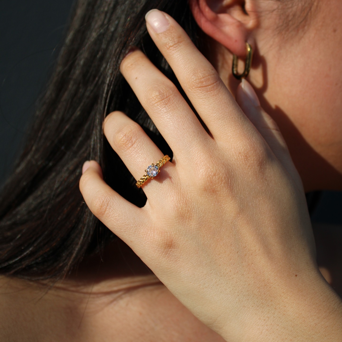 Feli Ring – Zeitlose Schönheit mit liebevollen Details
Der Feli Ring besticht durch einen strahlenden Zirkonia, der in der Mitte glänzt wie ein funkelnder Stern. Umrahmt wird der Stein von zopfartigen Details, die dem Ring eine sanfte, feminine Note verleihen – inspiriert von Handwerkskunst und Symbolik.
Seine größenverstellbare Form sorgt für angenehmen Tragekomfort und macht ihn zum perfekten Begleiter – flexibel, stilvoll und individuell anpassbar. Ob im Alltag oder zu besonderen Anlässen: Der Feli Ring zieht mit Leichtigkeit die Blicke auf sich, ohne laut zu sein.
Ein Schmuckstück voller Anmut – detailverliebt, elegant und einzigartig wie du.