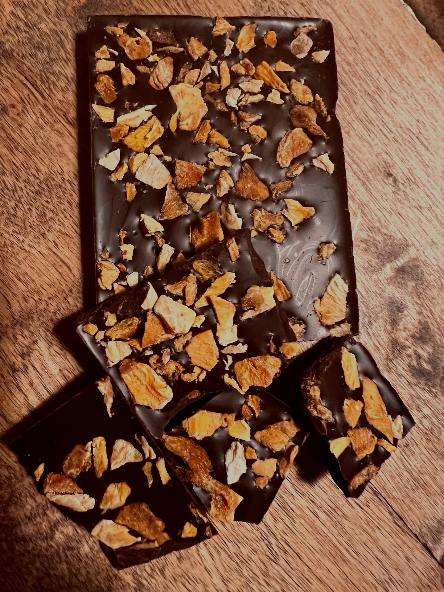 Heute ist World Chocolate Day.
Aber bei uns geht es nicht nur um Schokolade.
Es geht um Ursprung. Um Menschen. Um Geschmack mit Haltung.
Unsere Schokolade wird nicht irgendwo zusammengewürfelt.
Sie entsteht dort, wo der Kakao wächst – in Esmeraldas an der ecuadorianischen Küste.
Direkt vor Ort verarbeitet. Ohne Umwege. Ohne leere Versprechen.
Was bedeutet das für dich?
Mehr Aroma, weil die Bohne frisch verarbeitet wird.
Mehr Transparenz, weil wir alle Beteiligten persönlich kennen.
Mehr Wirkung, weil faire Bezahlung und Biodiversität keine Extras sind, sondern Standard.
Heute ist der perfekte Tag, um gute Schokolade neu zu entdecken.
Nicht nur als Snack. Sondern als Verbindung. Zwischen dir und einer anderen Welt.
Schau vorbei auf lachocolatera.de, lern mehr über unsere Schokolade, die mehr ist als nur süß.
Du kannst bereits für die beginnende Produktion der neuen Ernte vorbestellen. ❤️
#WorldChocolateDay #EcuadorSchokolade #Direktimport #LaChocolatera #HerenciaEsmeraldas #SchokoladeMitHerkunft #Agroforstwirtschaft