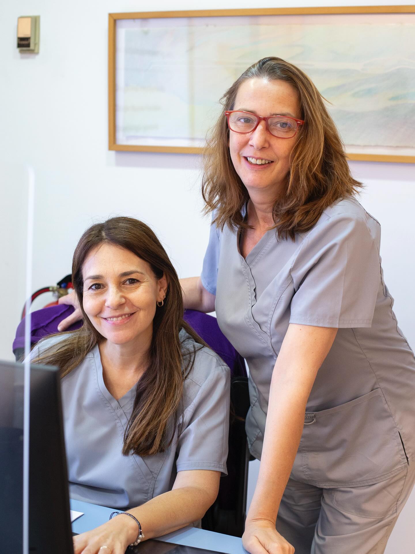 🦷 Si has venido a la clínica… seguro las conoces 💙
Yolanda y Virginia son de esas personas que lo hacen TODO (¡y con una sonrisa siempre!).
📞 Te atienden, te cuidan, te acompañan.
🎯 Llevan años siendo el corazón de nuestra clínica.
Deja un 💙 si alguna vez te han hecho sentir como en casa.
#clinicatresserra #clinicadentalbarcelona
