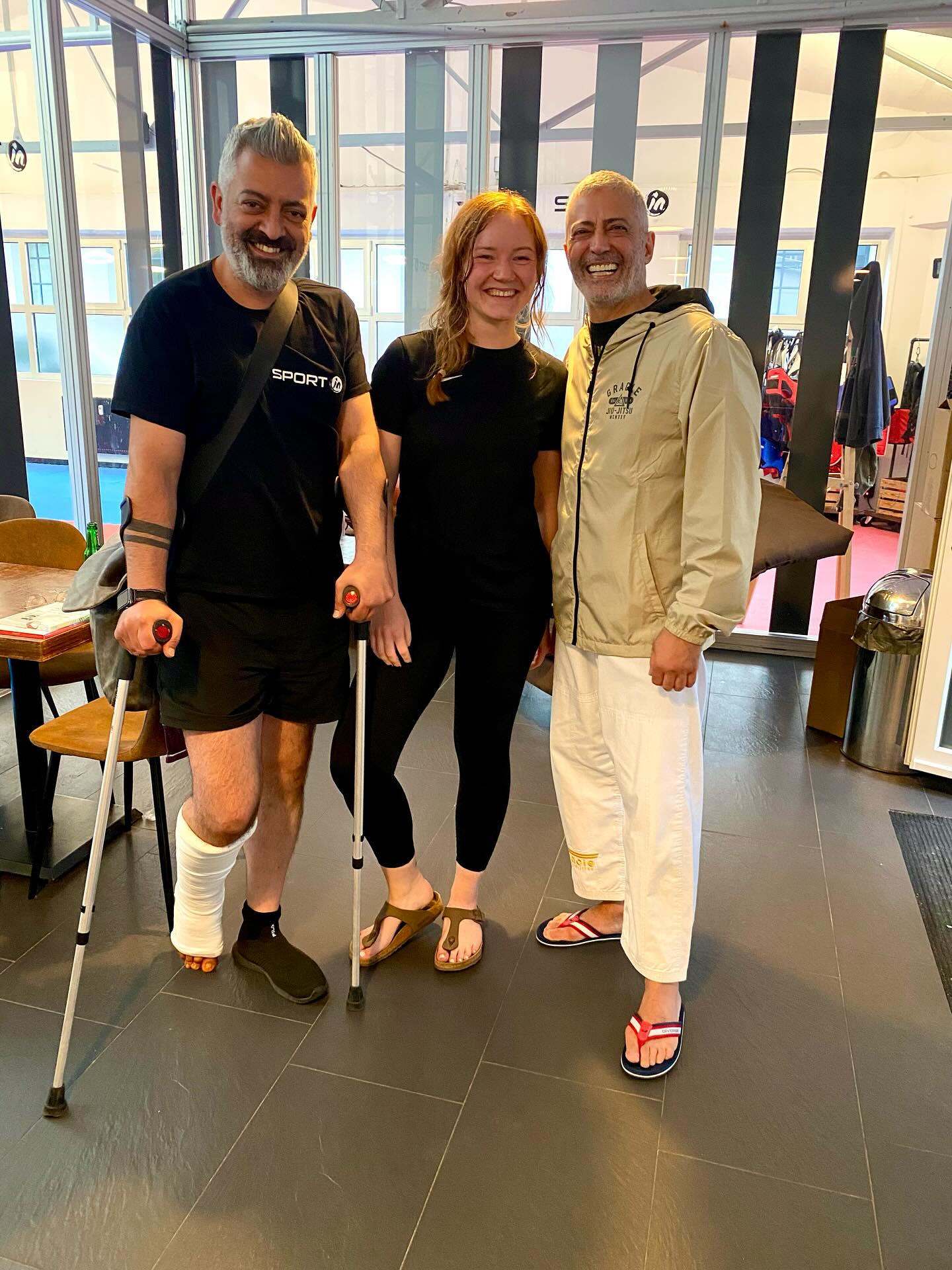Manche gehen, aber bleiben trotzdem Teil der Familie.
Nach fast drei Jahren Fitnesskickboxen und Gracie Jiu-Jitsu wird uns bald ein ganz besonderes Mitglied unserer Familie verlassen.
Mit Herz, Energie und Verlässlichkeit warst du immer dabei, auf der Matte, im Team, im Herzen.
Jetzt geht’s zurück nach München, aber eines bleibt: Du hast hier immer einen Platz.
Wir werden dich vermissen und freuen uns auf jedes Wiedersehen! 🫶
Danke für alles. 💥🥋🖤
Dein Sport-in Team @inantunc77 @hormoz_66 @gracie_jiujitsu_dus @_ellaobe