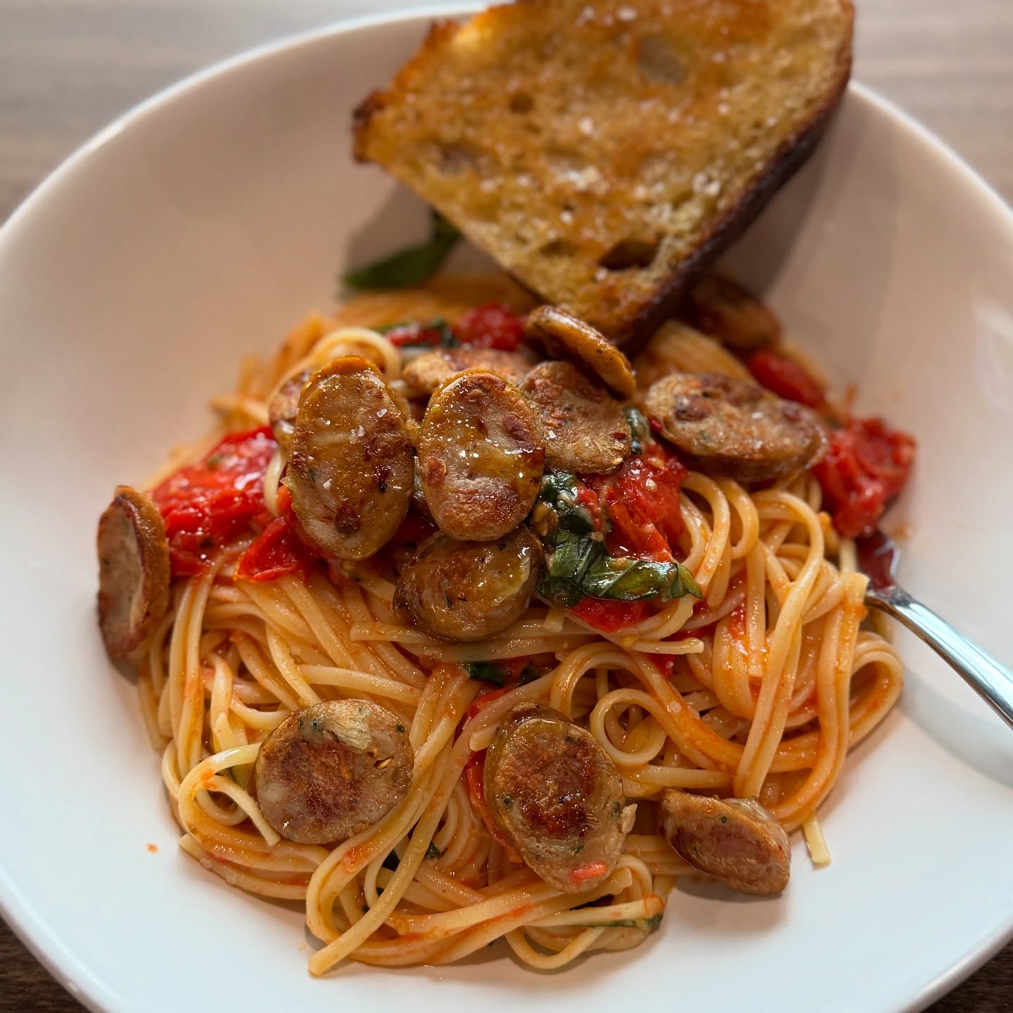 My viral tomato pasta with my own garden fresh tomatoes and basil + garlic sourdough toast made from @prevailbakehouse bread⭐️ so simple, so perfect. (Also added Italian chicken sausage from @traderjoes )
.
.
#pasta #food #cooking #simplefood #recipe #recipes #easyrecipe #easyrecipes #ilovepasta #carbs #cheese #homemade #homecooked #recipeoftheday #farmersmarket #tomato #summertomatoes #tomatoseason #gardenfresh #tennessee #nashville #nashvilletn