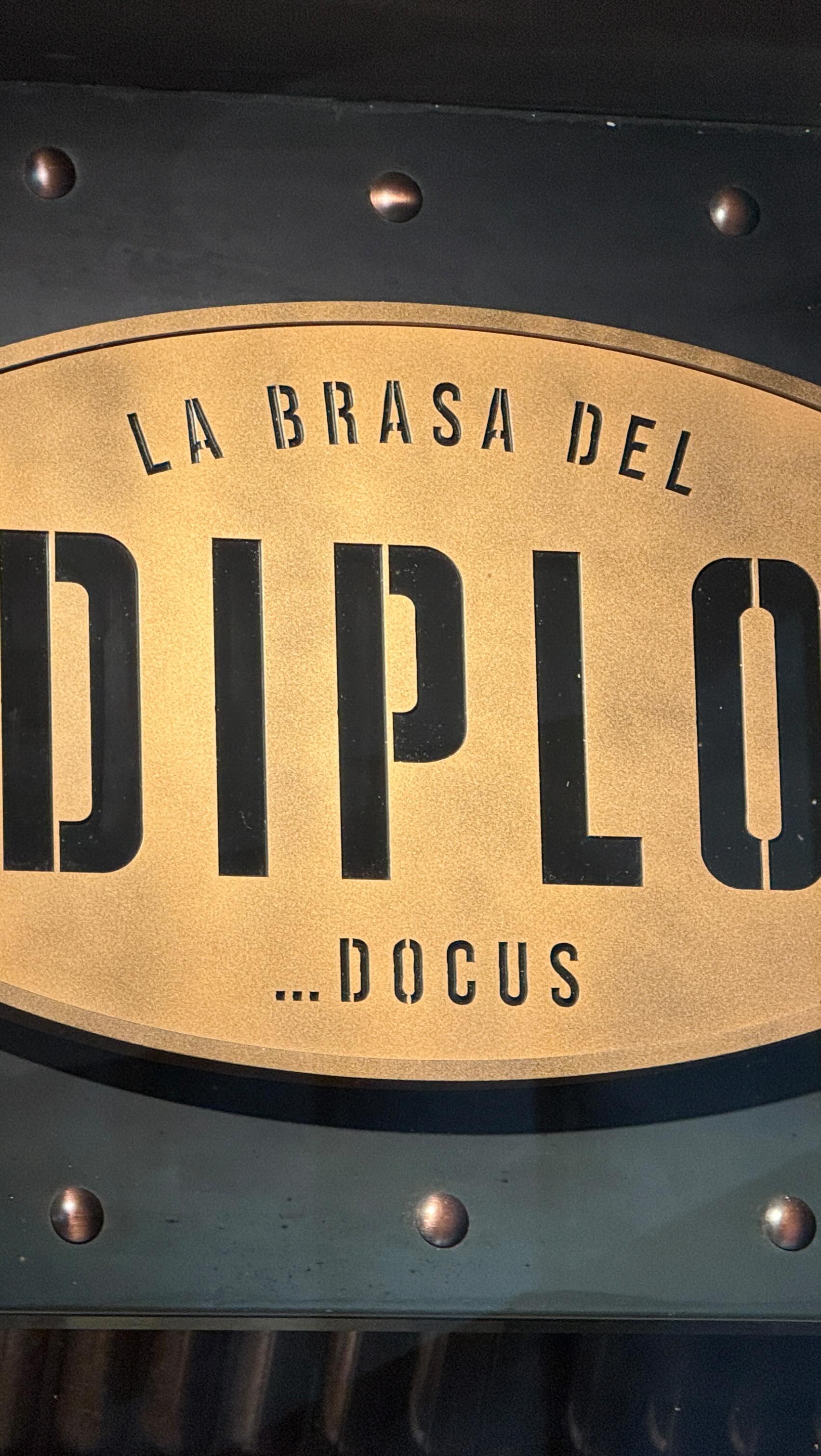 Després mesos de feina, ens fa il·lusió presentar-vos el DIPLO. Desitgem que us agradi el resultat final. Benvinguts i bon profit! 🥂✨
#interiorisme #dissenyinteriors #dissenygastronòmic #espaih #agramunt #restaurant #dissenyrestaurant