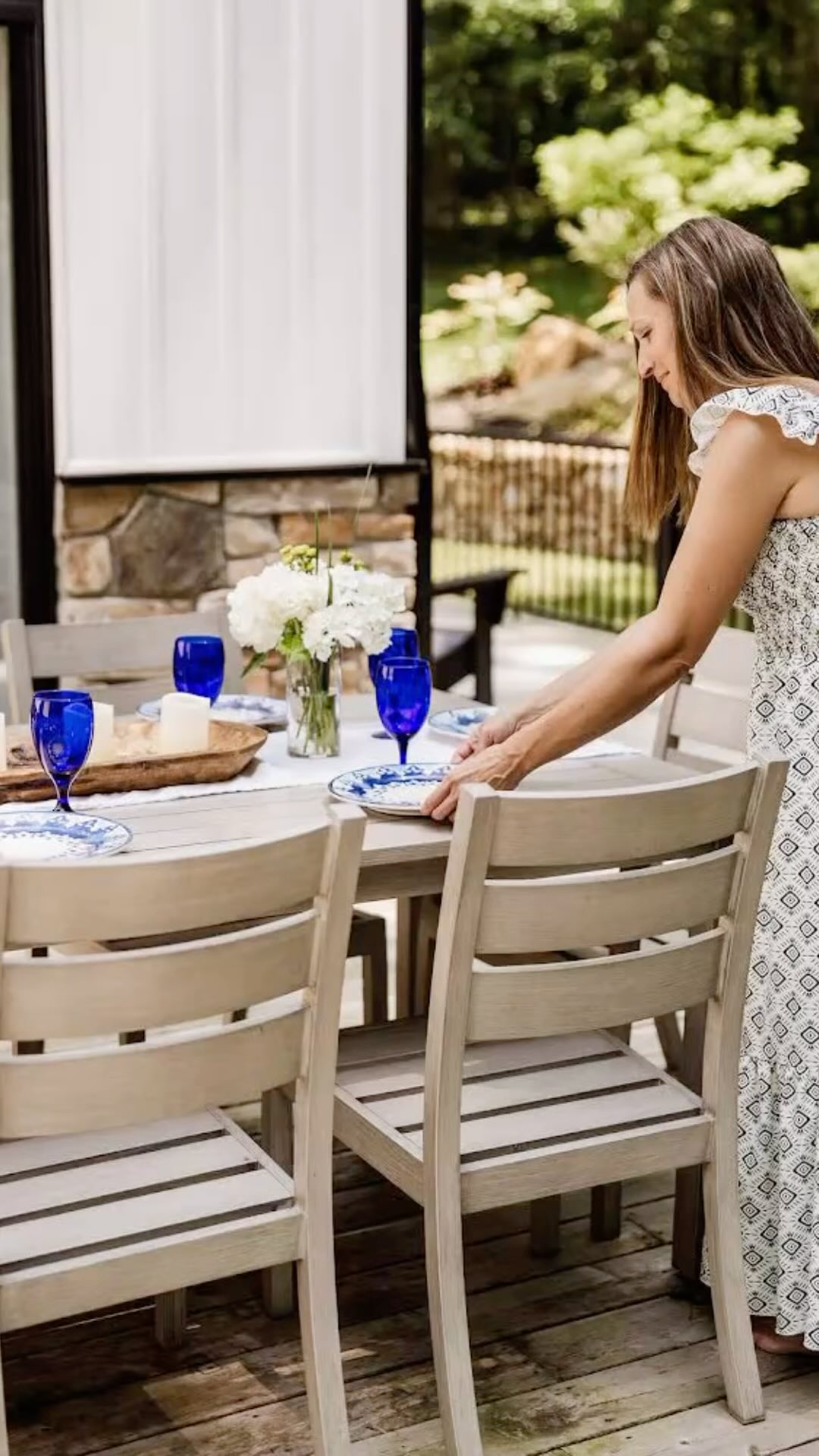 A long weekend full of gatherings and fun is about to kick off! Summer entertaining can be tough with the heat, what are your favorite tricks to beat the heat and keep guests cool?
For more tips grab our look book, link in profile.
📷: @jlp_yourstory
#summerentertaining #beattheheat🔥 #outdoordesigner #keepitsimple #marylanddesigner #deckliving #summervibes #summertips #fourthofjulyweekend