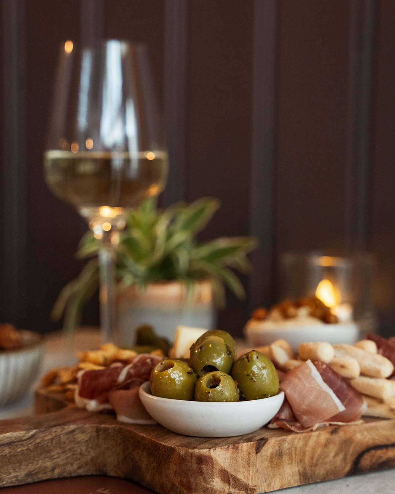 ✨ We zijn morgen weer open, kom gezellig langs! ✨
Zin in een lekkere lunch of diner of gewoon even relaxen met een wijntje? Wij staan voor je klaar!
Open van woensdag t/m zondag.
Liefs, Proef