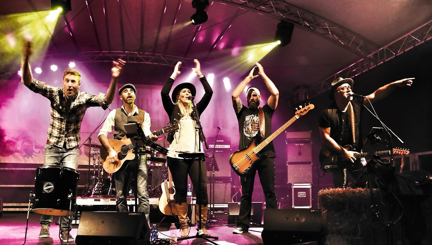 ☝🏻 OBACHT ☝🏻
Nächsten Samstag, 12. Juli spielen wir um 19:00 Uhr am grandiosen Openair @ridewest_ch
Feiert mit uns den Sommer 🫧🌈 ☀️ und lasst Euch vom wunderbaren Ambiente verzaubern
Wir teilen die Bühne mit tollen Musiker:innen: @honkytonkpickers @dougadkinscountry @marc.amacher @chicks_and_roosters , The Scramblers
📸 @countrystylemagazin
#lifeisgoodwithrosewood #swissmusic #musicfromswitzerland #americana #countrymusic #festivaloflove